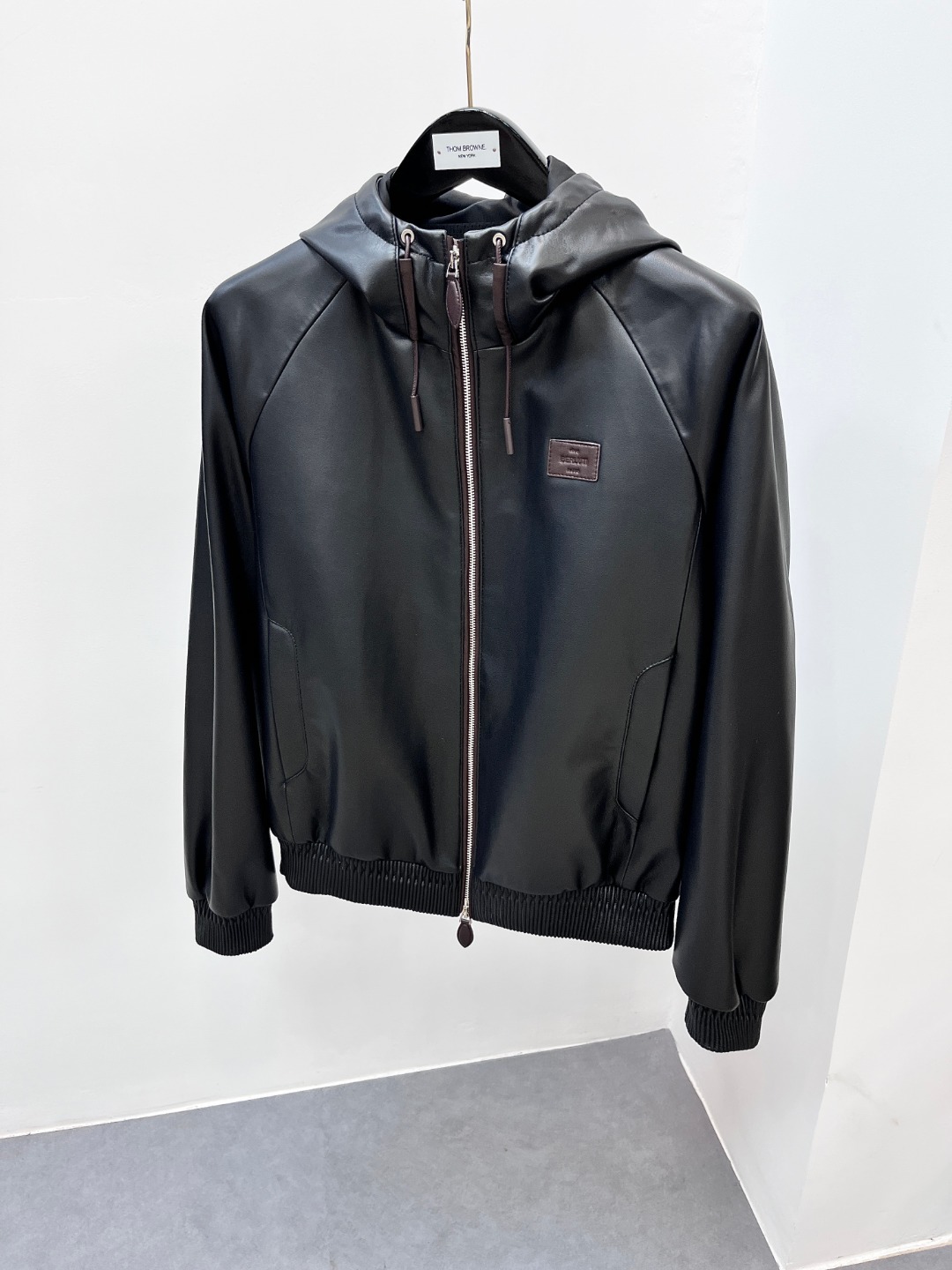 NO:675911,In stock ### Absolutely awesome!  Unboxing the 20W+ Berluti leather jacket!  The hooded sheepskin is so handsome!  --- **Title party once!  But it’s really worth the price of admission!  **Sisters!  I finally got my first **#Berluti** leather jacket!  !   Not a classic suit model, but a **'hooded sheepskin'** rare model!   Once you put it on, you will instantly understand why it is a must-have in the wardrobe of the rich!   --- ** A 'soft gold' feel that subverts cognition** I have always heard people say that 'Berluti leather is a work of art', you have to touch it to believe it!   **The whole piece is made of top-quality sheepskin**, as thin as satin but full of toughness!   The fingertips feel like touching **warm cream**, which is ridiculously soft and soft against the skin!  (Compared with a certain M brand, it's as hard as armor...it's a winner!) --- ** The hooded design can be so 'expensive'!  ** I thought hooded = casual feeling, but Berluti directly played **high-end yuppie**!   **Slightly wide hat shape + three-dimensional tailoring**, the back line is as smooth as a sculpture. When the brim is turned down, it looks like a lazy Parisian boy. Standing up, he becomes a dark nobleman in seconds!   **Windproof blouson sleeves + hidden magnetic buckles**, crazy attention to detail,,leather jacket,business suit,sheepskin,silk fabric,gold,hats,Top Customize119860909现货 ### 绝了！20W+的Berluti皮衣开箱！连帽款绵羊皮帅到窒息！ --- **标题党一次！但真的值回票价！**  姐妹们！人生第一件 **#Berluti** 皮衣终于到手！！  不是经典西装款,而是 **「连帽绵羊皮」** 稀有款！  穿上瞬间理解为什么富豪衣橱必有它！  --- ** 颠覆认知的「软黄金」手感**  之前总听人说“Berluti皮是艺术品”,摸到才信！  **整件顶级绵羊皮**,薄如绸缎却韧性十足！  指尖划过像触摸**温热奶油**,柔糯贴肤到离谱！ （对比过某M牌,硬得像铠甲…它赢麻了！）  --- ** 连帽设计居然能这么「贵」！**  本以为连帽=休闲感,但Berluti直接玩转**高阶雅痞**！  **微阔帽型+立体剪裁**,后背线条如雕塑般流畅,  帽檐翻下是慵懒巴黎少年,立起秒变暗黑贵公子！  **防风束口袖+隐藏磁扣**,细节控疯狂心动,,leather jacket,business suit,sheepskin,silk fabric,gold,hats,Top Customize1,Men's clothing