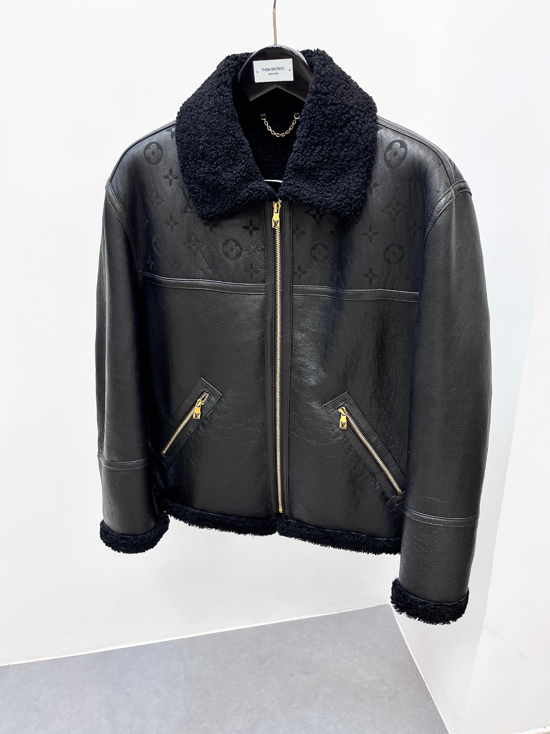 NO:771893,Ready for delivery in seconds **Louis Vuitton men's 'Icefield Flame Pattern' fur one-piece burnt-out leather jacket｜The flames embroider the epic on the Alpine shearling!  ** --- ### ** Gentle armor with original fur and alpine zone**  **Undyed Nordic sheepskin** has been naturally matured in the glacier climate for 90 days. The hair length is 1.2cm to form a natural insulation layer, like the first snow covering the Alpine ridge. The entire fur is cut in one piece to retain the original texture - the camel undervelve is like frozen soil, the gray and white guard hair is like ice crystal cracks, and the cuff design makes the wrist ripples with every swing of the wind and snow. **-15℃ cold resistance test**, but it is as light as a cashmere sweater, subverting your perception of the weight of leather. ---  ### ** The poetic imprint of the wildness of burnt flower craft** The Louis Vuitton workshop uses **1600℃ soldering iron as the pen and fur as the rice paper** Caramel flame marks on the shoulders are outlined with **pine needle totem**, and the charred edges are slightly curled like ancient bark; the back is gradually burnt and transformed into **Aurora texture**, and the agate stone is polished and flows with galaxy glaze; hidden in the skirt**LV  1921 suitcase number**, flame etching depth is accurate to 0.3mm, one point more means it is worn, one point less means it is shallow!   Each pattern requires **27 temperature tests** to achieve a 'breathing relief' - wear it into a heated room, and when the leather is stretched by heat, the totem undulates like a living thing. 1,,louis vuitton,louis vuitton,leather jacket,sheepskin,Top Customize119860909现货秒发 **路易威登男士「冰原焰纹」皮毛一体烧花皮衣｜火焰在阿尔卑斯羊毛皮上绣出史诗！**  --- ### ** 原生态皮毛一体高寒地带的温柔铠甲**  **未染色北欧绵羊皮**经90天冰川气候自然熟成,毛长1.2cm形成天然保温层,如披着阿尔卑斯山脊的初雪.整张皮毛一体切割保留原始肌理——驼色底绒似冻土,灰白针毛如冰晶裂隙,袖口翻毛设计让手腕每一次摆动都荡开风雪波纹.**-15℃抗寒实测**,却轻盈如羊绒衫,颠覆你对皮重量的认知.  --- ### ** 烧花工艺荒野的诗性烙印**  路易威登工坊以**1600℃烙铁为笔,皮毛为宣纸**  肩部焦糖色焰痕勾勒**松针图腾**,炭化边缘微卷如古老树皮；  后背渐变烧灼幻化**极光纹路**,玛瑙石抛光后流转银河釉光；  衣襟暗藏**LV 1921旅行箱编号**,火焰蚀刻深度精确至0.3mm,多一分则穿,少一分则浅！  每处纹样需**27次温度试验**,成就“会呼吸的浮雕”——穿它走进暖气房,皮革遇热舒展时图腾竟如活物般起伏. 1,,louis vuitton,louis vuitton,leather jacket,sheepskin,Top Customize1,Men's clothing
