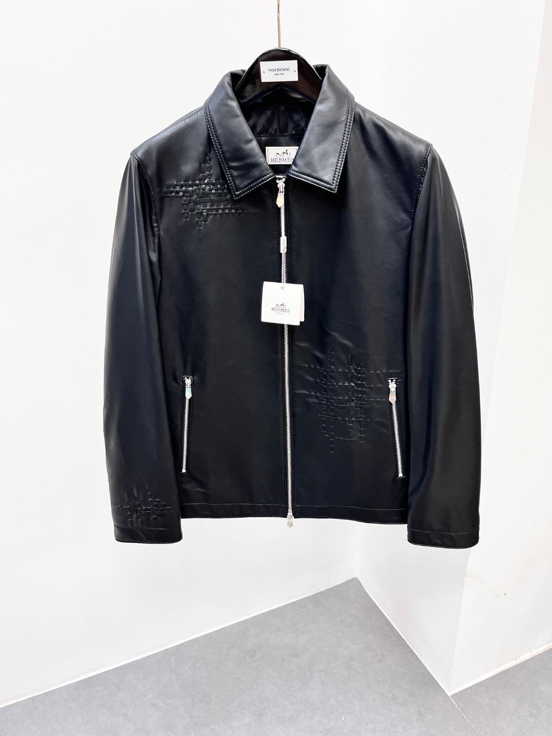 NO:674809,## Hermès sheepskin jacket weaves a timeless chapter  When top-grade sheepskin meets the extraordinary craftsmanship of Hermès, a lapel jacket transcends the boundaries of clothing and becomes a luxurious art that flows on the shoulders. Its warm and buttery touch is the ultimate courtesy to the skin of the top-grade leather that has been rigorously selected. Its light and flexible qualities make every wear fit like a second skin, while exuding an undoubted aura of nobility in every gesture.  **The soul that really makes it stand out in the world lies in the exquisite weaving craftsmanship on the chest.**  This is by no means a simple decoration, it is the condensation of the highest skills passed down from generation to generation in Hermès workshops. Experienced craftsmen, with a piety comparable to treating art masterpieces, select the most delicate and well-proportioned parts of the leather, and use precise surgical techniques to weave and intersperse the soft leather strips by hand. Each warp and weft interweaving requires careful attention.  After spending hours focusing on the gaze and precise control of the fingertips, it finally presents an artistic texture with full three-dimensionality, clear and full texture, and precise and stable structure. It is like a miniature leather sculpture, low-key but full of power. It is a 'medal of time' engraved on the chest, silently telling the persistence and pride originating from the depths of the workshop.  The classic and elegant lapel design smoothly outlines the neck and shoulder lines, giving the wearer a calm and elegant style. The neat tailoring and precise stitching convey a strong aura in simplicity. Its extraordinary versatile charm, whether it is paired with a delicate silk scarf and crisp trousers to attend a dinner, or casually layered with a high-neck knitted sweater for a walk in the city, it can easily control multiple occasions and has become an indispensable and timeless choice in the wardrobe of urban elites.  This Hermès sheepskin lapel jacket is a symphony of top-quality materials, heirloom craftsmanship and timeless design. The woven totem on the chest is not only the supreme emblem of the brand, but also a silent declaration of the wearer's outstanding taste. It is not a passer-by of the season, but a heirloom that is worthy of being treasured from generation to generation - using the softest leather to carry the toughest craftsmanship, making every wear a profound resonance with the eternal aesthetics.,,hermes,jackets & coats,sheepskin,Top  Customize19860909## 爱马仕绵羊皮夹克编织时光的隽永华章 当顶级绵羊皮邂逅爱马仕的非凡匠心,一件翻领夹克便超越了服饰的界限,成为流动于肩头的奢华艺术.其温润如脂的触感,是历经严苛筛选的顶级皮料对肌肤的极致礼遇,轻盈柔韧的特质,让每一次穿着都如第二层肌肤般自在贴合,却又在举手投足间散发出无可置疑的尊贵气场. **而真正令其卓然于世的灵魂,在于胸口那处精妙绝伦的编织工艺.** 这绝非简单的装饰,是爱马仕工坊世代相传的至高技艺凝练.经验丰富的匠人,以堪比对待艺术杰作的虔诚,选取皮料最细腻匀称的部位,以精准如外科手术般的技法,将柔软皮条进行繁复的手工编织与穿插.每一道经纬交织,都需耗费数小时专注凝视与指尖的精准调控,最终呈现出立体感十足、纹理清晰饱满、结构精密稳固的艺术化肌理.它犹如一件微缩的皮质雕塑,低调却饱含力量,是铭刻于胸前的“时间的勋章”,无声诉说着源自工坊深处的执着与骄傲. 经典大气的翻领设计,流畅勾勒颈部与肩部线条,赋予穿着者从容不迫的优雅风范.利落的剪裁与精准的缝线,于简约中透射强大气场.其非凡的百搭魅力,无论是搭配精致丝巾与挺括西裤出席晚宴,抑或随意叠穿高领针织漫步都市街头,皆能游刃有余地驾驭多元场合,成为都市菁英衣橱中不可或缺的隽永之选. 这件爱马仕绵羊皮翻领夹克,是顶级材质、传世工艺与永恒设计的交响.胸口的编织图腾,不仅是品牌的至高徽记,更是穿着者卓然品位的无声宣言.它并非季候的过客,而是值得世代珍藏的传世之作——以最柔软的皮料承载最坚韧的匠心,让每一次穿着都成为与永恒美学的深刻共鸣.,,hermes,jackets & coats,sheepskin,Top Customize1,Men's clothing