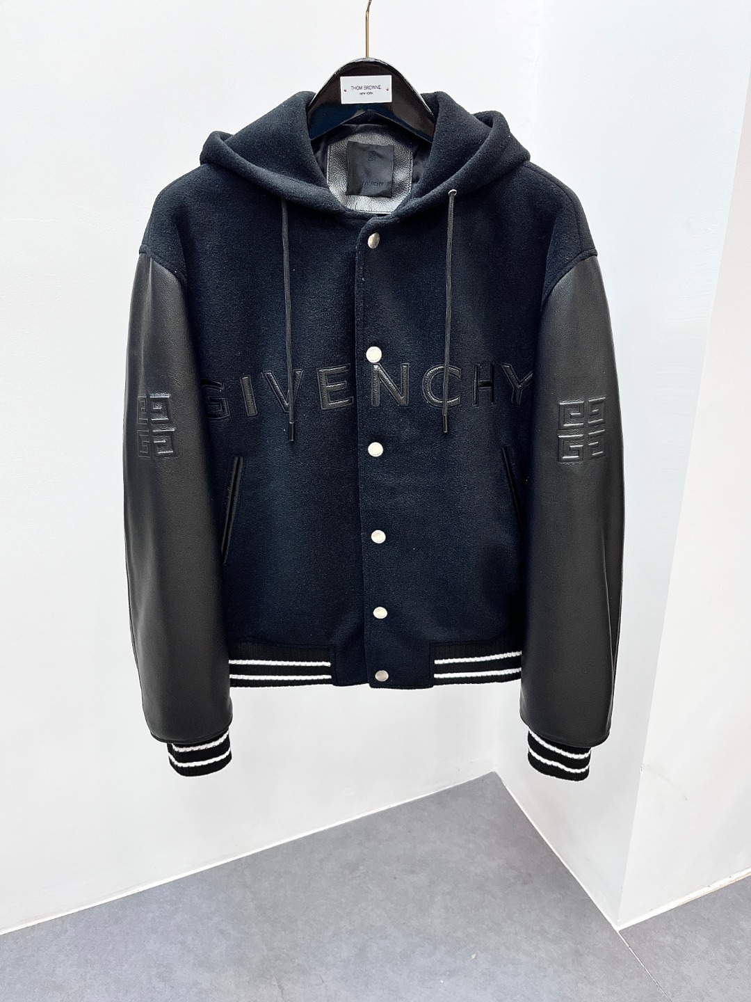 NO:674807,##Givenchy men’s baseball uniform, a symphony of materials in the dark urban night  When the youthful gene of the classic baseball uniform meets the cold edge of the Givenchy haute couture house, a hooded baseball uniform that subverts the tradition comes into being. It is by no means a simple street replica, but uses an exquisite mix of materials to play a dark night fantasy that belongs to the contemporary urban knight.  The top-quality wool fabric is selected for the large body of Qu. The weight expresses the quality. The texture is stiff yet warm, which outlines a neat figure in the dark night and gives the wearer a low-key but powerful aura. This warmth and respect derived from nature is Givenchy's reinterpretation of winter style.  **What really makes it stand out is the material dialogue between the sleeves and the torso - the avant-garde collision of calm wool and wild cowhide.**  The sleeves are made of selected textured cowhide. Its tough touch and rough natural texture are like modern armor covering the arms, exuding a fearless edge and unruly style. This is not only a visual impact, but also a subtle balance of the warmth of the wool torso in the wearing experience.  Warmth protection, cowhide sleeves are crisp and cold wind. The seamless connection of the two top materials is the supreme expression of the exquisite tailoring and sewing skills of the Givenchy workshop. Every seam is as precise as architectural geometry, and every inch of fit tells the unremitting pursuit of perfection.  The iconic hooded design incorporates Givenchy's unique structural aesthetics, with clean lines and a three-dimensional silhouette. While providing practical protection, it also becomes the finishing touch to enhance the layering and mysterious atmosphere of the overall look. Whether it is nightfall, wear it casually over a crisp shirt and a pair of jeans.  Wear it with trousers and step into the neon urban social scene; or pair it with a simple sweatshirt and trendy sneakers during weekend leisure to show a casual modern attitude. It can easily cross the boundaries of the scene and become a powerful and practical item in the stylish men's wardrobe.  This Givenchy men's hooded baseball jersey is a contemporary masterpiece tempered by the elegance of wool and the unruliness of cowhide in the furnace of high fashion. It transcends the boundaries of sports, is a symbiosis of strength and elegance, and is a confident statement that is comfortable in the urban jungle. Choosing it means choosing a avant-garde attitude that does not blindly follow the trend - using top-quality materials as armor, and non-standard materials.  Designed as a badge, every turn and every step declares the cold style and boundless edge of the Givenchy man. It is the light in the dark night and the silent jersey of the contemporary knight.,,givenchy,sneakers,hoodie,sweatshirts,shirts,leather  jacket,cowhide,hats,Top Customize119860909## 纪梵希男士棒球服都市暗夜里的材质交响 当经典棒球服的青春基因,遇上纪梵希高级时装屋的冷峻锋芒,一件颠覆传统的连帽棒球服应运而生.它绝非简单的街头复刻,而是以精妙绝伦的材质混搭,奏响一曲属于当代都市骑士的暗夜狂想曲.大身甄选顶级羊毛面料,以克重诉说品质,挺括而不失温润的肌理,在暗夜中勾勒出利落身形,赋予穿着者低调而强大的气场.这份源于自然的温暖与尊崇,是纪梵希对冬日风度的重新诠释. **真正令其卓然不群的,是衣袖与躯干的材质对话——沉稳羊毛与狂野牛皮的先锋碰撞.** 衣袖采用精选质感牛皮,其坚韧的触感与粗犷自然的肌理,如同披覆于臂膀的现代铠甲,散发出无畏的锋芒与不羁的型格.这不仅是视觉的冲击,更是穿着体验的精妙平衡羊毛躯干温暖守护,牛皮衣袖飒爽抵御寒风.两种顶级材质的无缝衔接,是纪梵希工坊精湛剪裁与缝制技艺的至高体现,每一道接缝都精准如建筑几何,每一寸贴合都诉说着对完美的不懈追求. 标志性的连帽设计,融入纪梵希特有的结构美学,线条利落,廓形立体,在提供实用防护的同时,更成为提升整体造型层次感与神秘氛围的点睛之笔.无论是夜幕降临时,将其随意披覆于挺括衬衫与修身长裤之外,步入霓虹流转的都市社交场；抑或在周末闲暇,搭配简约卫衣与潮流运动鞋,展现不经意的摩登态度,它都能游刃有余地跨越场景界限,成为型格男士衣橱中兼具锋芒与实穿性的权力单品. 这件纪梵希男士连帽棒球服,是羊毛的温雅与牛皮的桀骜在高级时装的熔炉中淬炼出的当代杰作.它超越了运动的边界,是力量与优雅的共生体,是都市丛林中游刃有余的自信宣言.选择它,即是选择一种不盲从潮流的先锋态度——以顶级材质为甲胄,以非凡设计为徽章,在每一次转身、每一次步履间,宣告属于纪梵希男士的冷峻型格与无界锋芒.它是暗夜里的光,是当代骑士的无声战袍.,,givenchy,sneakers,hoodie,sweatshirts,shirts,leather jacket,cowhide,hats,Top Customize1,Men's clothing