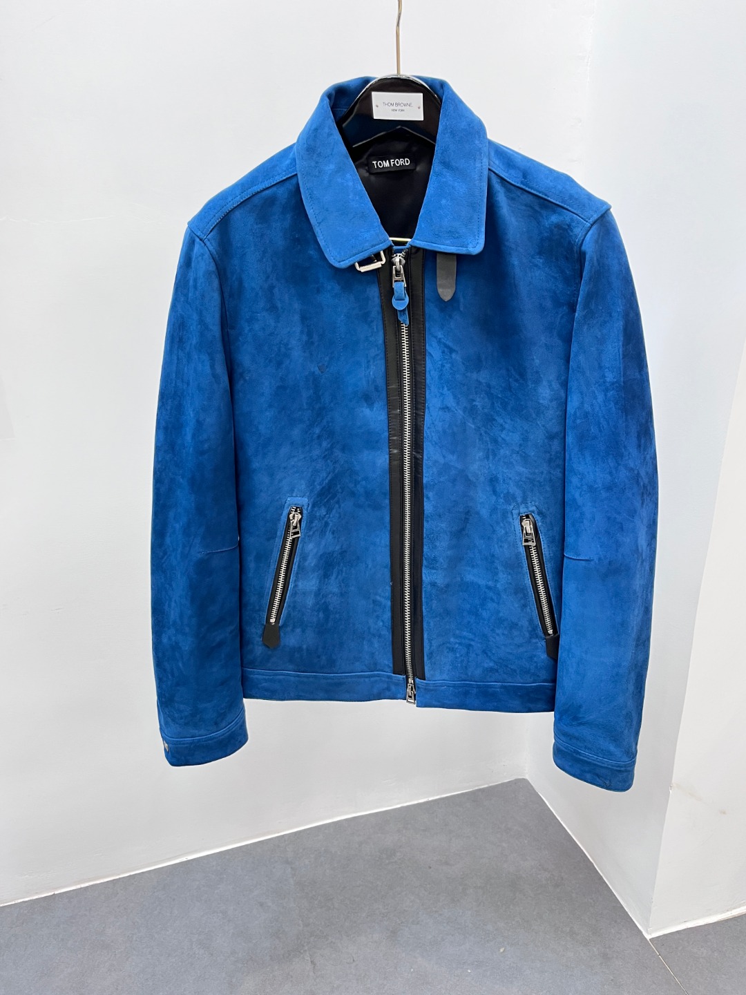 NO:675934,## TOM FORD Men's Blue Goat Suede Leather Jacket A dangerous poem surging in the dark night when TOM  FORD's sharp aesthetic penetrates the original rough goat suede. A breathtaking blue jacket breaks away from the shackles of traditional leather jackets and becomes a totem of desire flowing in the dark night of the city. The rare goat suede is selected, and its unique suede texture is dyed in deep electric blue, glowing like a midnight deep sea vortex.  It has a blurry luster like that. Every inch of the leather carries the wild imprint given by nature - the hair is short and dense, and feels as rich and smooth as velvet, but it reveals original and unruly muscles and bones in the flow of light and shadow. It is by no means a docile disguise, but with a suffocating blue, it declares that existence is to rob the eyes.  **The heart-stopping core lies in TOM FORD's almost subversive and sexy interpretation of suede.**  Top craftsmen select the leather with a strict eye to ensure that the suede texture is uniform and deep. The special tanning and dyeing process makes this blue as saturated as a quenched gemstone, and can also show a magical transformation from quiet indigo to neon light under different lights, as if the night and neon lights of the entire city are concentrated.  Shrunken into the body. The cut is as sharp as a knife edge and accurately fits the power lines of the male body. Under the lazy suede texture, there is hidden tension that is ready to go. Every stitch is hidden in the depth of the suede, creating a seamless visual impact, like a second layer of skin full of dangerous charm.  The classic motorcycle jacket silhouette is injected into TOM  FORD's unique fatal elegance. The lapel lines are as sharp as sculptures, perfectly outlining the masculine contours of the jaw and neck. The iconic metal parts abandon exaggeration and are made of aged silver or matte black. The sharp zipper chain and strong snap buttons are as sharp as a blade. Every detail whispers undoubted precision and power in the cold luster. The inner lining is as calm as the night, top-grade satin.  It wraps the body with a cool and silky touch, forming a mysterious temptation that contrasts the inside and outside. It is the ultimate weapon to control all occasions. Drape it over a crisp white shirt and step into a top-notch cocktail party, reflecting breathtaking blues music under the crystal lamp; or casually wrap it in a black sweater and appear on the midnight street, instantly igniting the silent urban canvas and becoming the core of gravity that all eyes can't escape.  This TOM  FORD's electric blue goat suede leather jacket is a dangerous tempering of primitive wildness and modern edge in the furnace of desire. It does not like the sun and is designed for dark nights. The rough texture of the suede is the untamed breath of the earth, and the deep blue is the deadliest flare in the urban jungle. Wearing it means choosing an uncompromising style.  Sexy philosophy - using the most primitive materials to carry the most sophisticated desires, and writing the most elegant conquests in the most unruly blue. It does not require words, it is the walking hormone, a blood-stirring rhapsody in blue draped on the shoulders of the sovereign of the dark night. When the figure passes by, what is left behind is not the wind, but the long-lasting dangerous aftertaste.,,tom  ford,jackets & coats,shirts,leather jacket,Top Customize119860909## TOM FORD男士蓝色山羊翻毛皮夹克暗夜涌动的危险诗篇 当TOM FORD的锋利美学刺入原始粗粞的山羊翻毛皮,一件摄人心魄的蓝色夹克便挣脱了传统皮衣的桎梏,化身都市暗夜里流动的欲望图腾.甄选珍罕山羊翻毛皮,其独特的绒面肌理在深邃电光蓝的浸染下,焕发出如午夜深海漩涡般的迷离光泽.每一寸皮面都承载着自然赋予的狂野印记——绒毛短促而浓密,触感如天鹅绒般丰盈柔滑,却又在光影流转间透出原始不羁的筋骨.它绝非温顺的伪装,而是以令人窒息的蓝,宣告着存在即是掠夺视线的宣言. **其摄魂夺魄的核心,在于TOM FORD对翻毛皮这一材质近乎颠覆性的性感诠释.** 顶级工匠以苛刻眼光遴选皮张,确保绒面质感均匀深邃.特殊的鞣制与染色工艺,使这抹蓝色既饱和如淬火宝石,又能在不同光线下呈现出从静谧靛蓝到霓虹幽光的魔幻蜕变,仿佛将整个城市的夜色与霓虹都浓缩于身.利落如刀锋的剪裁,精准贴合男性躯体的力量线条,于慵懒的翻毛肌理下暗藏蓄势待发的张力.每一处缝线都隐匿在翻毛的深邃之中,成就了外观浑然一体的视觉冲击,如同第二层充满危险魅力的皮肤. 经典的机车夹克廓形,被注入TOM FORD独有的致命优雅.翻领线条锐利如雕塑,完美勾勒下颌与颈部的雄性轮廓.标志性的金属件摒弃浮夸,选用做旧质感的银色或哑光黑,利如刀锋的拉链牙链、坚固的按扣,每一个细节都在冷冽光泽中低语着不容置疑的精密与力量.内衬如夜色般沉静的顶级缎面,以冰凉丝滑的触感包裹身躯,形成内外极致反差的神秘诱惑.它是驾驭一切场合的终极武器披覆于挺括白衬衫外踏入顶级酒会,于水晶灯下折射出令人屏息的蓝调乐章；或随意裹在黑色针织衫上现身午夜街头,瞬间点燃沉寂的都市画布,成为所有视线无法逃离的引力核心. 这件TOM FORD电光蓝山羊翻毛皮夹克,是原始野性与摩登锋刃在欲望熔炉中的一次危险淬炼.它不取悦日光,专为暗夜而生.翻毛皮的粗粞质感是大地未经驯服的呼吸,而那一抹幽邃之蓝,则是都市丛林里最致命的信号弹.穿上它,即是选择一种毫不妥协的性感哲学——以最原始的材料承载最精密的欲望,以最不羁的蓝色书写最优雅的征服.它无需言语,便是行走的荷尔蒙,是暗夜主权者披在肩上的、一曲令人血脉贲张的蓝色狂想曲.当身影掠过,留下的不是风,是久久不散的危险余韵.,,tom ford,jackets & coats,shirts,leather jacket,Top Customize1,Men's clothing
