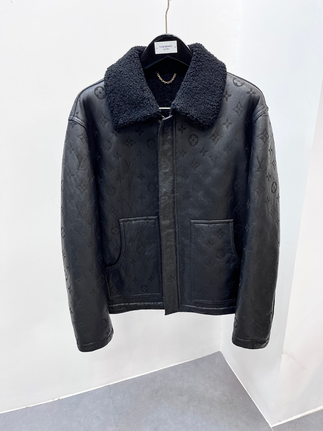 NO:675552,Brand Louis Vuitton Material imported sheepskin original ecological fur integrated process Laser burning Size 48-56 (special size customization),,louis vuitton,sheepskin,Top Customize119860909品牌路易威登 材质进口绵羊皮原生态皮毛一体 工艺 激光烧花 尺码48-56（特殊尺码定制）,,louis vuitton,sheepskin,Top Customize1,Men's clothing