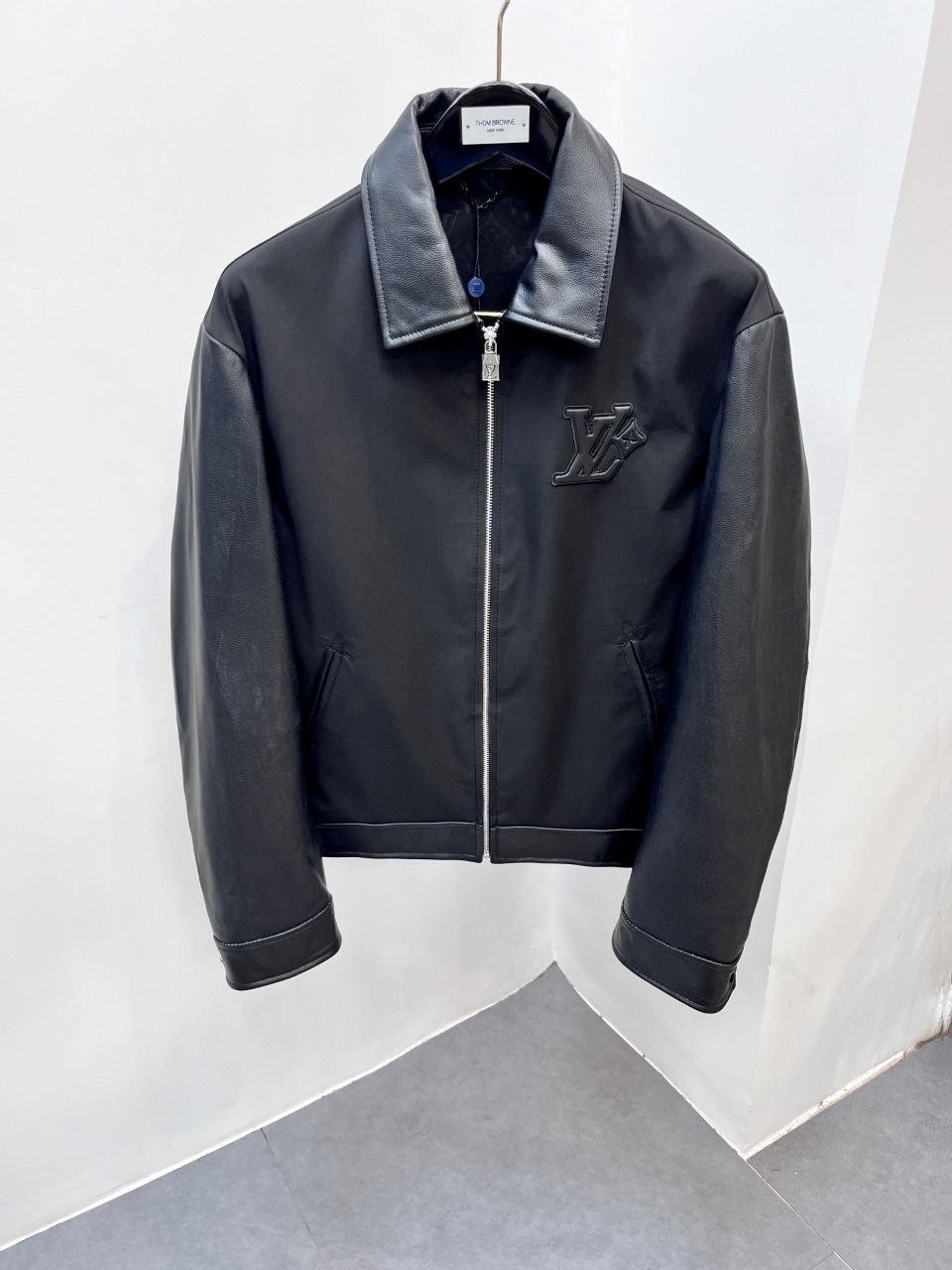 NO:676216,Brand Louis Vuitton Material imported cowhide combined with high-end fabrics Craftsmanship embroidery Size 48-56 (special size customization),,louis vuitton,cowhide,Top Customize119860909品牌路易威登 材质进口牛皮拼高定面料 工艺刺绣 尺码48-56（特殊尺码定制）,,louis vuitton,cowhide,Top Customize1,Men's clothing