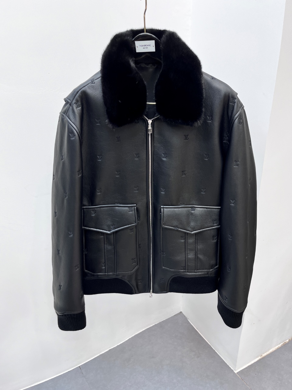 NO:676011,Ready stock Brand Louis Vuitton Material imported cowhide Mink collar Craftsmanship Embroidery Size 48-56 (special size customization),,louis vuitton,cowhide,Top Customize119860909现货 品牌路易威登 材质进口牛皮 水貂领 工艺 刺绣 尺码48-56（特殊尺码定制）,,louis vuitton,cowhide,Top Customize1,Men's clothing