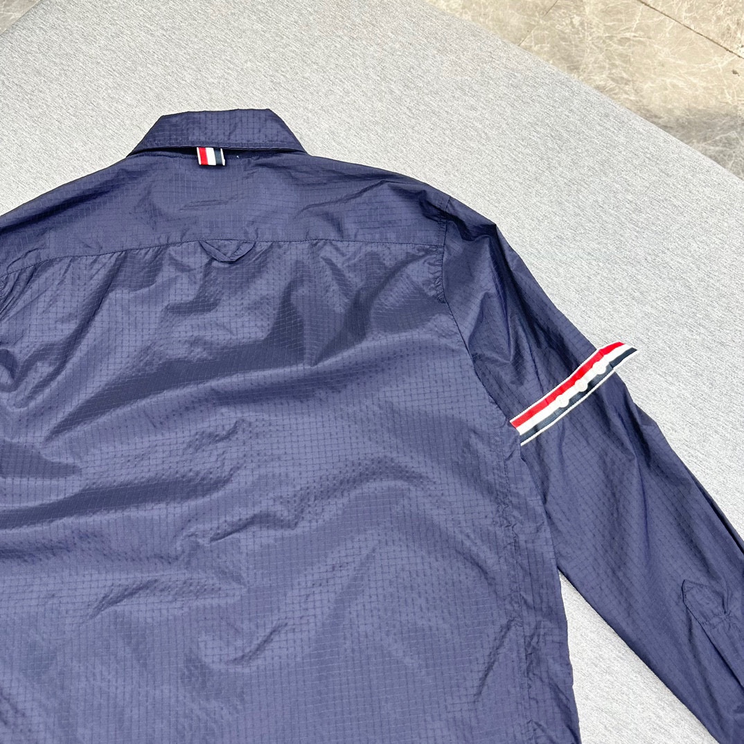 Sunwind Protection Coats: Customized Red-White-Blue Fabric Design with Button-Up Decorations - 图片 9