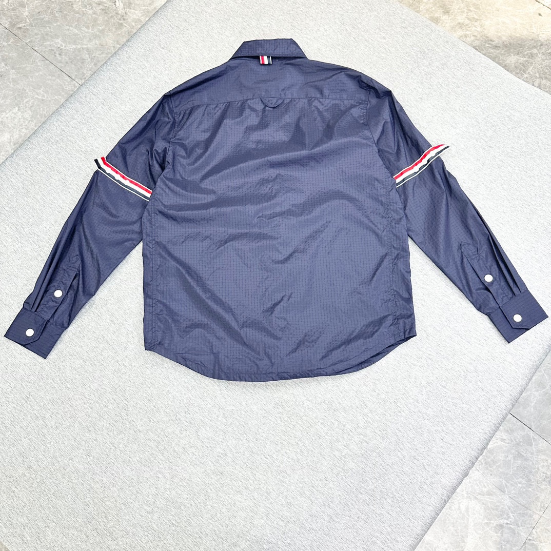 Sunwind Protection Coats: Customized Red-White-Blue Fabric Design with Button-Up Decorations - 图片 8
