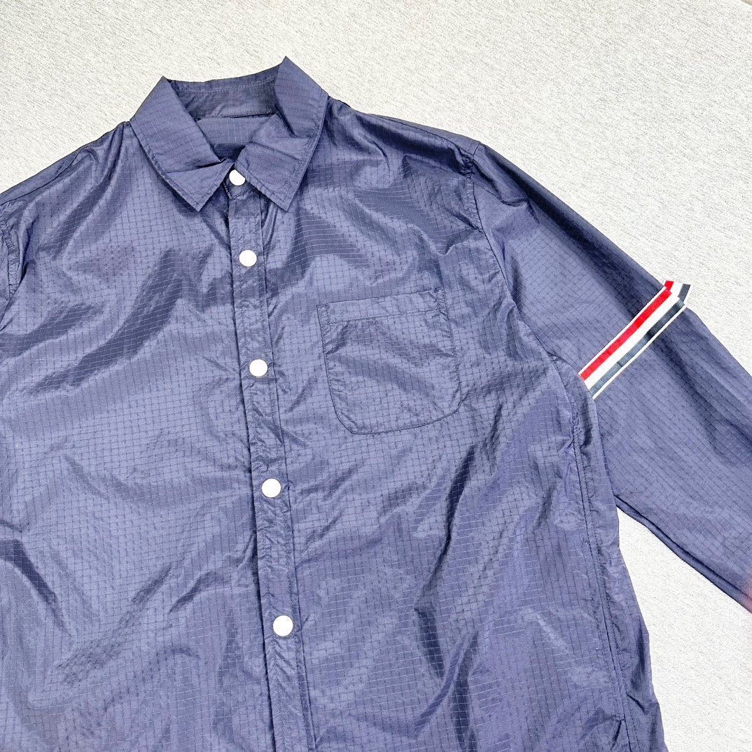 Sunwind Protection Coats: Customized Red-White-Blue Fabric Design with Button-Up Decorations - 图片 4