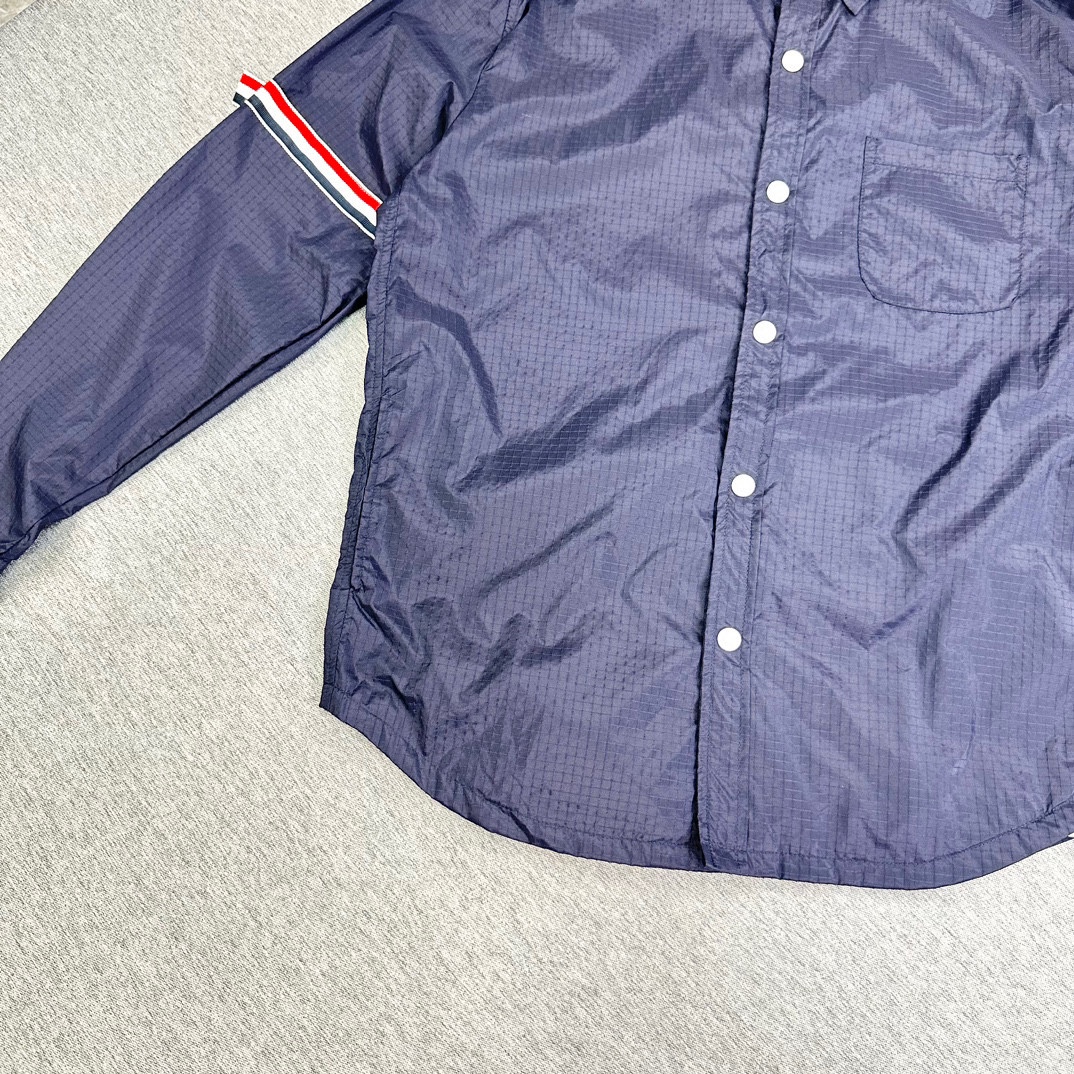 Sunwind Protection Coats: Customized Red-White-Blue Fabric Design with Button-Up Decorations - 图片 2