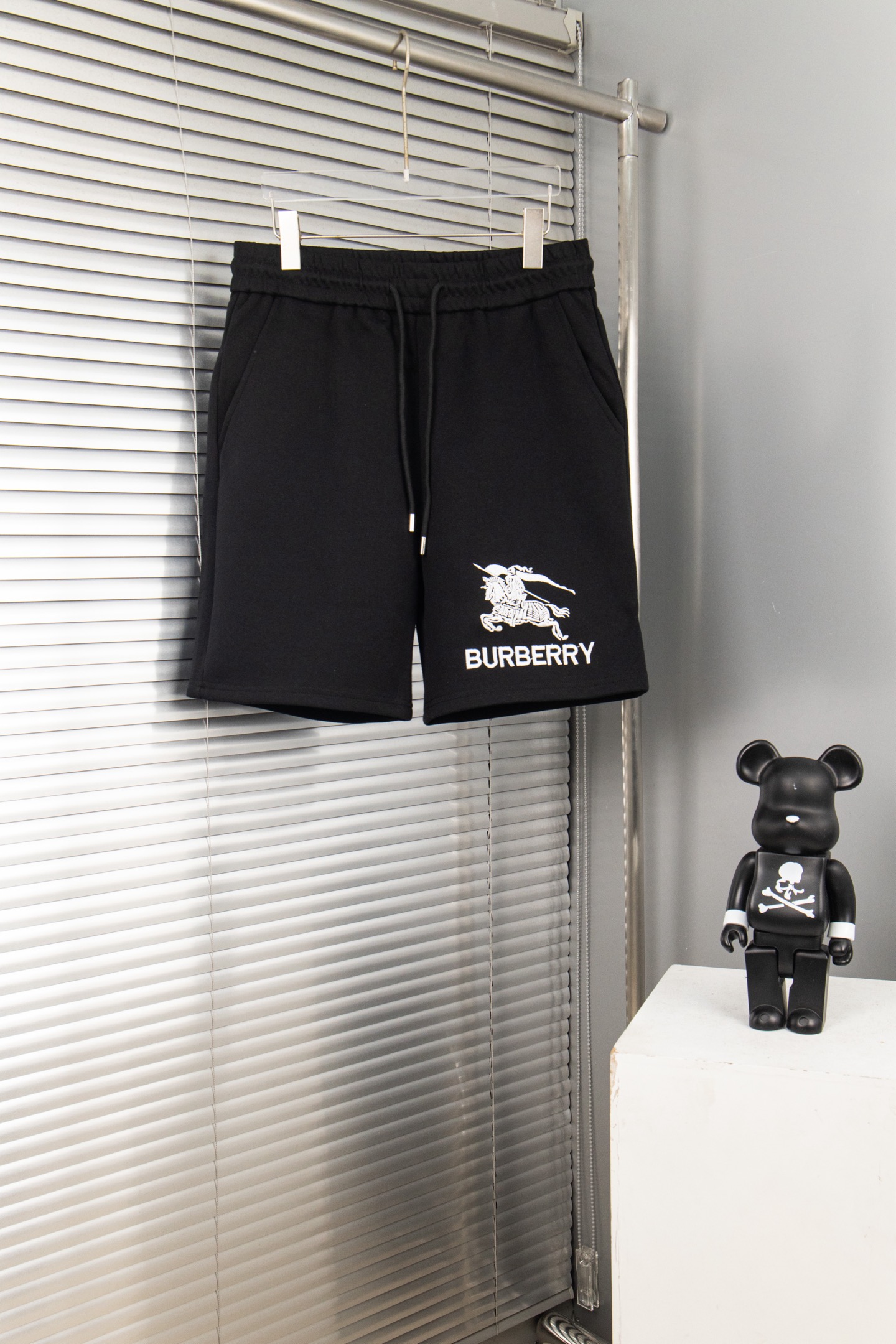Recién lanzado: Número de estilo: B104 Los nuevos pantalones cortos clásicos con bordado de caballo de guerra de Burber…