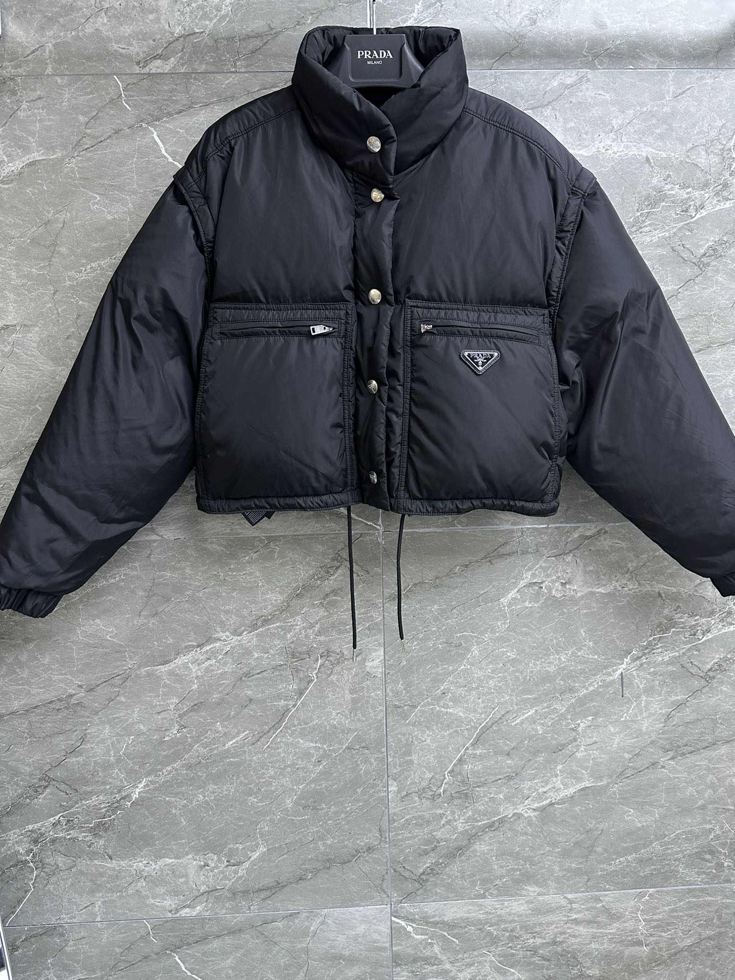 NO:628389,Comes with dust bag, new autumn and winter style. P family two-wear short down jacket. Autumn and winter series. Stand-up collar to keep out wind and keep warm. Detachable sleeves and waistcoat. Two-wear design. Very practical. Triangular logo decorated pockets add detail. Exquisite but not monotonous. 90% goose down filling. Warm, comfortable and light. Short version. The upper body is fashionable and the legs are long. Customized hardware accessories are complete. Sizes SML, down jacket, alexander wang19860909配防尘袋秋冬新款上新啦 P家两穿短款羽绒服 秋冬系列 立领领口挡风保暖 可拆卸手袖马甲两穿设计 实用性很强 三角logo徽标装饰口袋 增添细节感 精致而不单调 90鹅绒填充 保暖舒适轻盈 短款版型 上身时髦又显腿长 定制五金配件齐全 尺码SML,,down jacket,alexander wang,Women's clothing