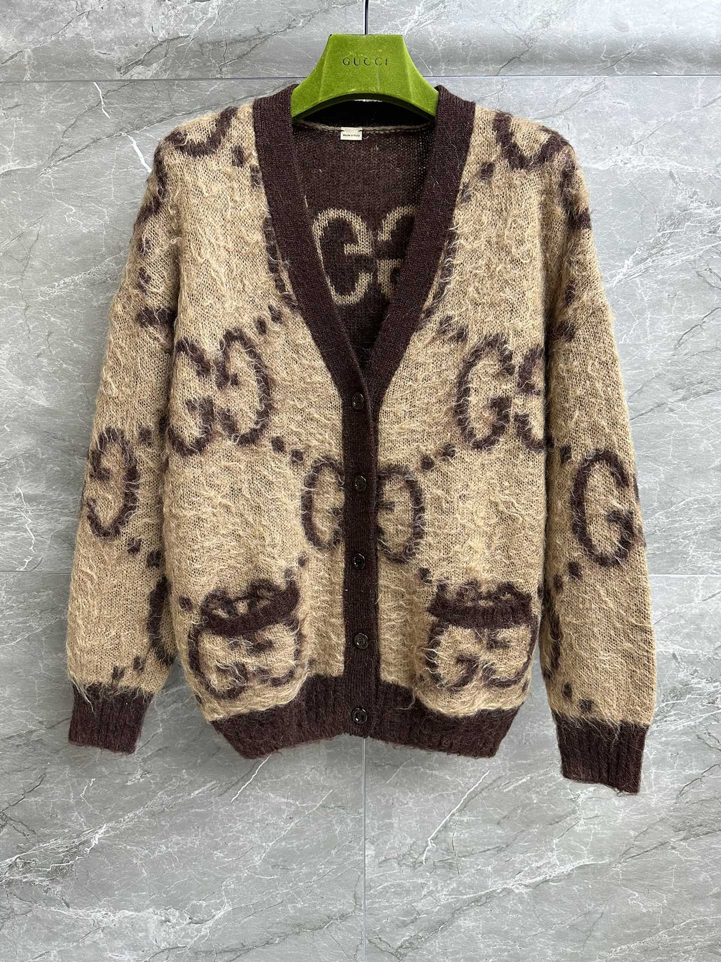 NO:507471,High-end version is shipped. G home double-sided mohair cardigan. Autumn and winter series. Temperament V-neck design. Double-sided weaving. Two-sided weaving. You can make money by buying. You have two pieces of feel. Very high-end brown. Mohair wool blend fabric. It feels soft and not tied at all. Texture is a good loose fit. The upper body looks slim and temperament. Full trademark. Size SMLxL,,gucci,alexander wang.19860909高版本出货啦 G家双面马海毛开衫 秋冬系列 气质V领设计 采用双面织法 两面可穿 买到就是赚到 同时拥有两件的感脚 很高级的棕色 马海毛羊毛混纺面料 手感柔软一点都不扎 质感妥妥的 宽松版型 上身显瘦又气质 商标齐全 尺码SMLxL,,gucci,alexander wang,Women's clothing