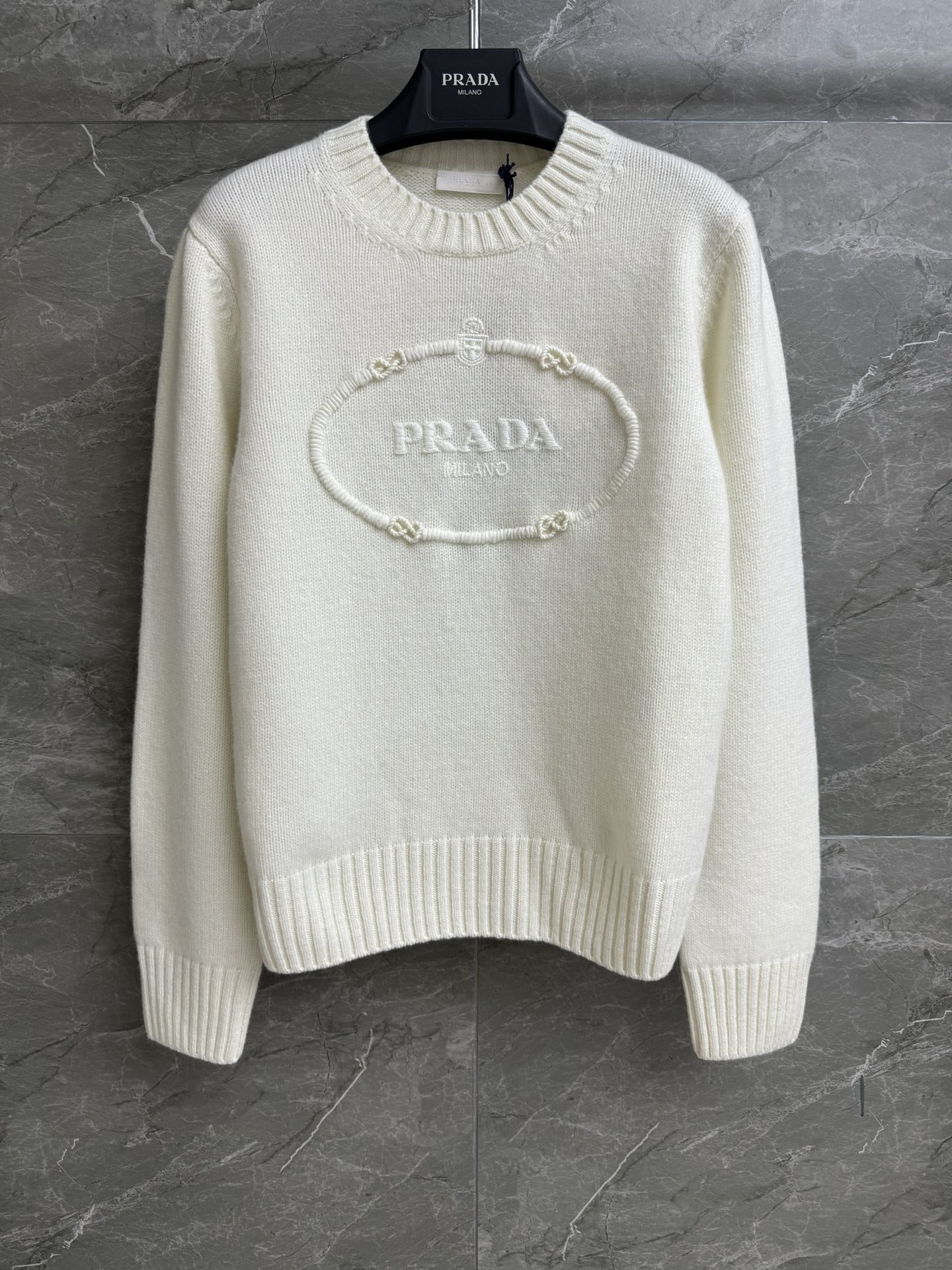 NO:504984,High-end version shipped P-home logo embroidered sweater Early spring series Round-neck ribbed neckline Three-dimensional logo embroidery pattern Very recognizable Simple and high-end Wool-blend fabric Thick, soft and textured Loose style Top body looks slim and versatile Full trademark Size SML, Sweaters, alexander wang19860909高版本出货啦 P家徽标刺绣毛衣 早春系列 圆领罗纹领口 立体徽标logo刺绣图案 辨识度极高 简约又高级 羊毛混纺面料 厚实软糯有质感 宽松版型 上身显瘦又百搭 商标齐全 尺码SML,,sweaters,alexander wang,Women's clothing