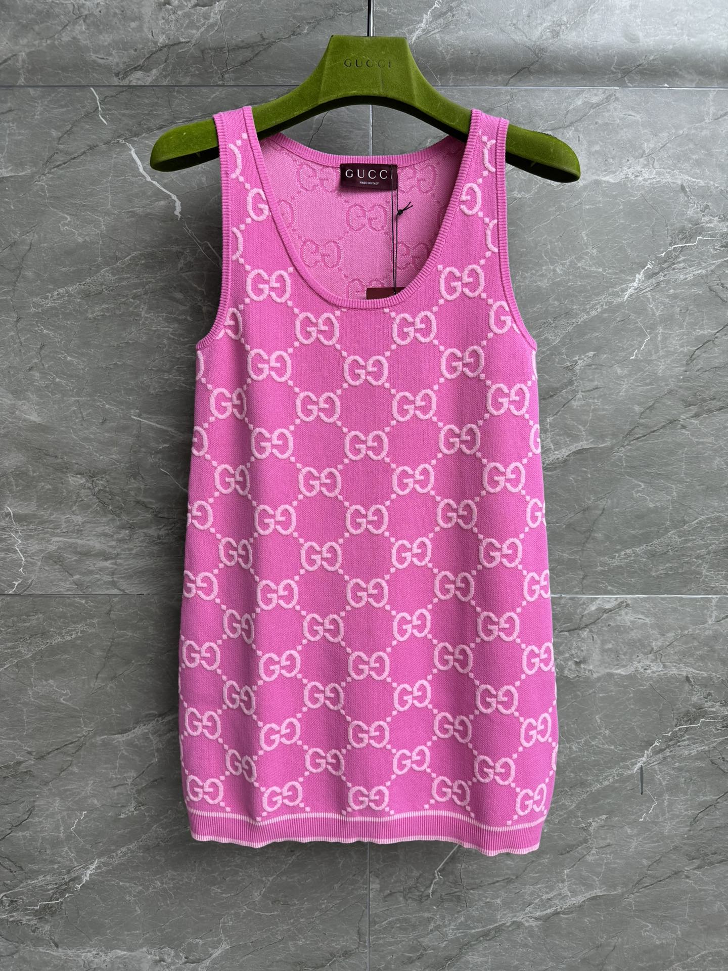 NO:314556,High-end version shipped GH Pink Jacquard Vest Skirt Summer Series All-match U-neck Double G Jacquard Pattern Pink White and Fashionable Cotton Knitted Fabric Comfortable and textured Loose style Top body slim and temperament Full trademark Size SML, Skirts, Alexander wang19860909高版本出货啦 Ｇ家粉色提花背心裙 夏季系列 百搭U字领口 双Ｇ提花图案 粉色显白又洋气 棉质针织面料 舒适有质感 宽松版型 上身显瘦又气质 商标齐全 尺码SML,,skirts,alexander wang,Women's clothing