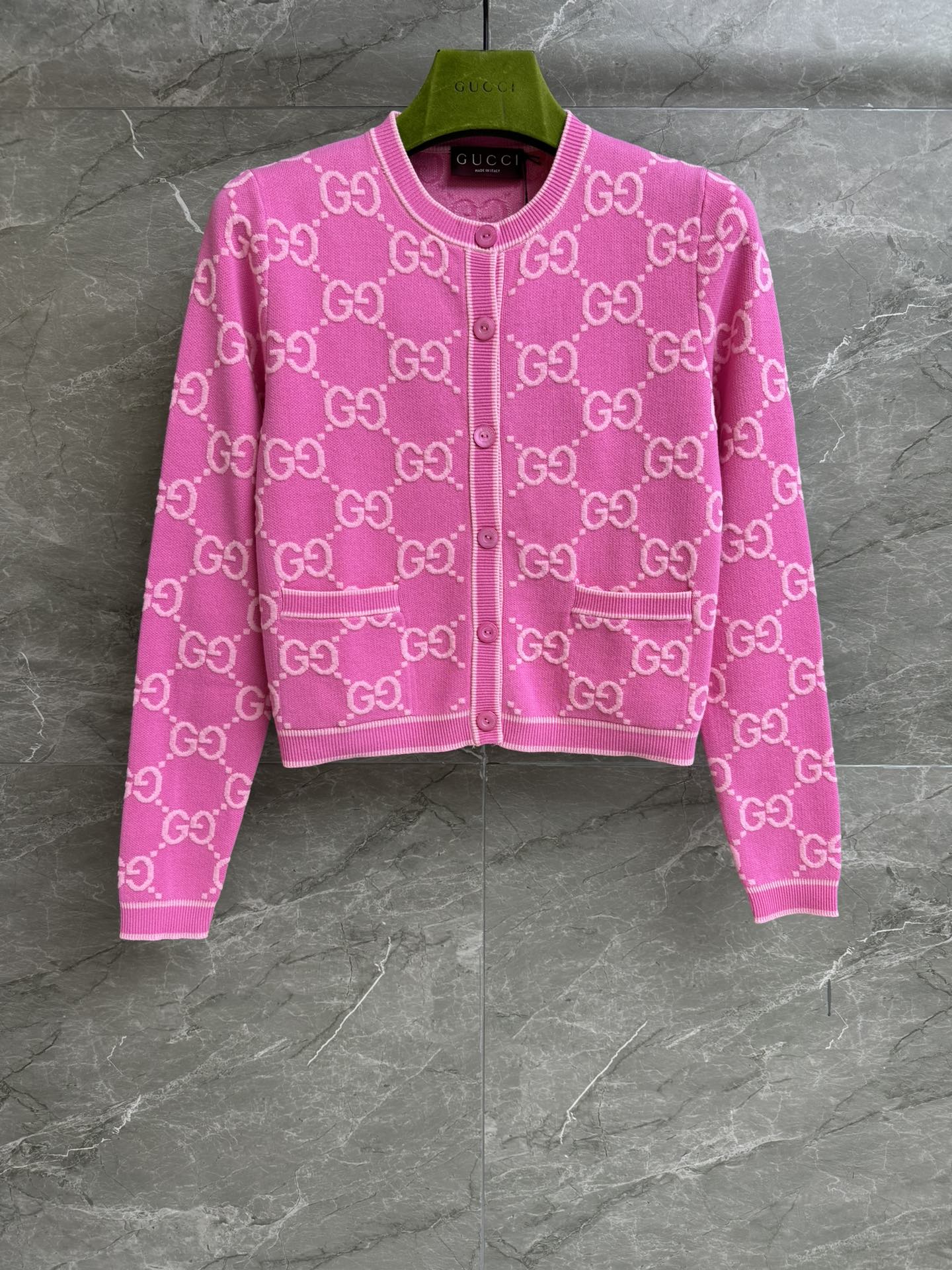 NO:314562,High-version shipped GH Pink Jacquard Cardigan Summer Series Round-neck Ribbed Neck Double G Jacquard Pattern Pink White and Fashionable Cotton Knitted Fabric Comfortable and Textured Normal Style Top Body Slim and Temperament Full Trademark Size SML, Alexander Wang19860909高版本出货啦 Ｇ家粉色提花开衫 夏季系列 圆领罗纹领口 双Ｇ提花图案 粉色显白又洋气 棉质针织面料 舒适有质感 正常版型 上身显瘦又气质 商标齐全 尺码SML,,alexander wang,Women's clothing