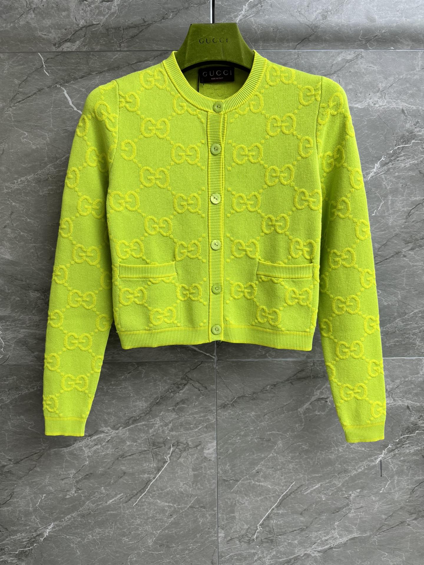 NO:314568,High-version shipped GHG green jacquard cardigan summer series round neck ribbed neckline double G Jacquard pattern pink white and fashionable cotton knitted fabric comfortable and textured Normal style upper body slim and temperament Full trademark size SML3,,alexander wang19860909高版本出货啦 Ｇ家绿色提花开衫 夏季系列 圆领罗纹领口 双Ｇ提花图案 粉色显白又洋气 棉质针织面料 舒适有质感 正常版型 上身显瘦又气质 商标齐全 尺码SML3,,alexander wang,Women's clothing