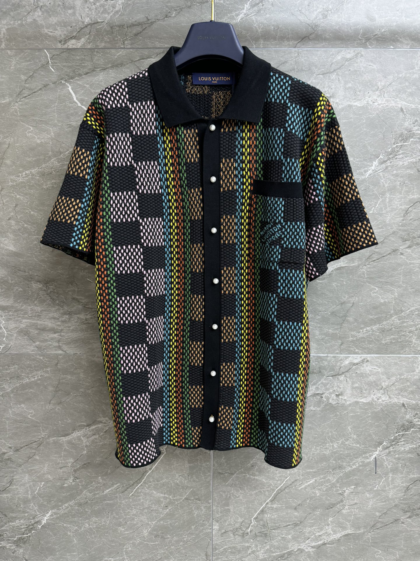 NO:310543,New autumn and winter models are available. L's multi-color plaid knitted short sleeves. Autumn and winter series. Lapel single-breasted design. Multi-color spliced ​​plaid pattern. Casual retro. Cotton knitted fabric. Soft and comfortable texture. Loose style. Slim and versatile. Same as men and women. Full trademark. Size SML,,louis vuitton,T-shirt,alexander wang.19860909秋冬新款上新啦 L家多色格子针织短袖 秋冬系列 翻领单排扣设计 多色拼接格子图案 休闲复古 棉质针织面料 柔软舒适有质感 宽松版型 上身显瘦又百搭 男女同款 商标齐全 尺码SML,,louis vuitton,T-shirt,alexander wang,Women's clothing