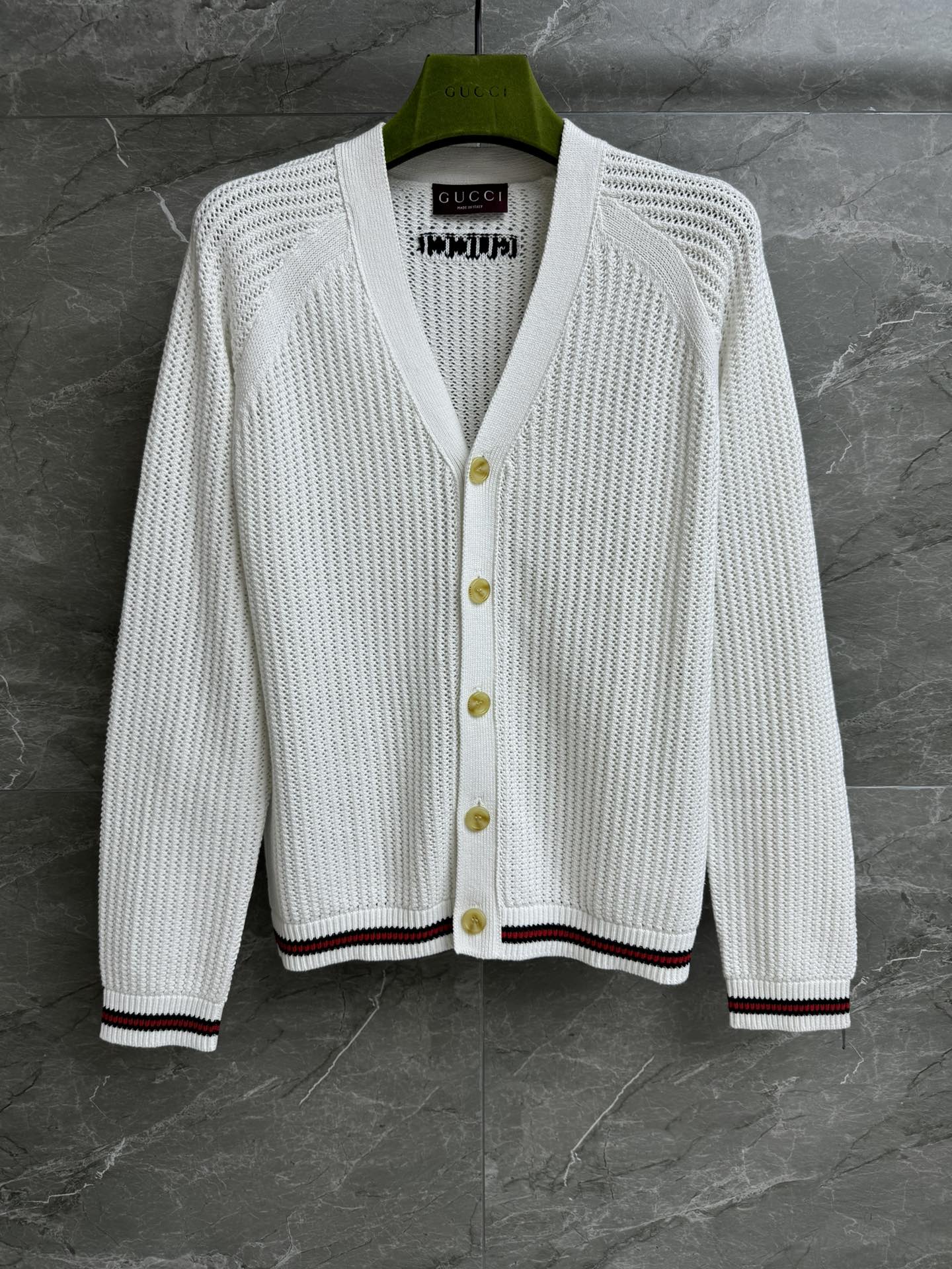 NO:328823,New models for early autumn are available. G home hollow knitted cotton cardigan. Early autumn series. Temperament V-neck neckline. Back logo embellishment. Hollow stitching. Simple and high-end. Cotton knitted fabric. Comfortable and breathable. Loose style. Not to be picked. Men and women. Full trademark. Size SML,,gucci,alexander wang.19860909早秋新款上新啦 G家镂空针织棉开衫 早秋系列 气质V领领口 后背logo嵌花图案点缀 镂空缝线编织 简约高级 棉质针织面料 舒适透气 宽松版型 不挑人穿 男女同款 商标齐全 尺码SML,,gucci,alexander wang,Women's clothing