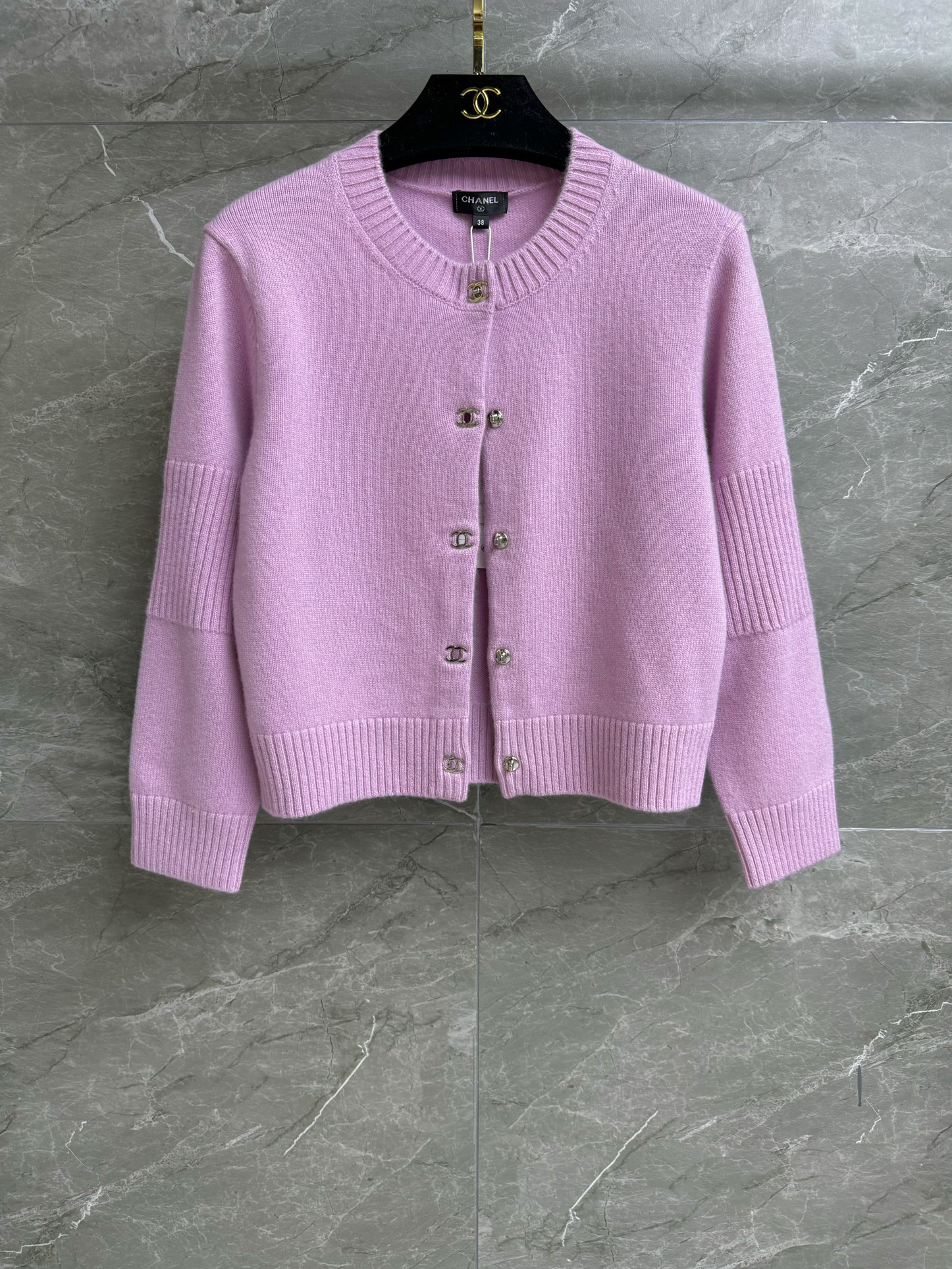 NO:315178,High-version shipped Xiangjia schoolbag buckle cashmere cardigan Autumn and winter preview series Round neckline ribbed neckline CC schoolbag buckle decoration retro simple high-end cashmere blend fabric thick soft and comfortable short style upper body slim and temperament Complete trademarks Equipped with cloth bag Size SML, chanel, alexander wang19860909高版本出货啦 香家书包扣羊绒开衫 秋冬预告系列 圆领罗纹领口 CC书包扣装饰点缀 复古简约高级 羊绒混纺面料 厚实软糯舒适 短款版型 上身显瘦又气质 商标齐全 配有布袋 尺码SML,,chanel,alexander wang,Women's clothing