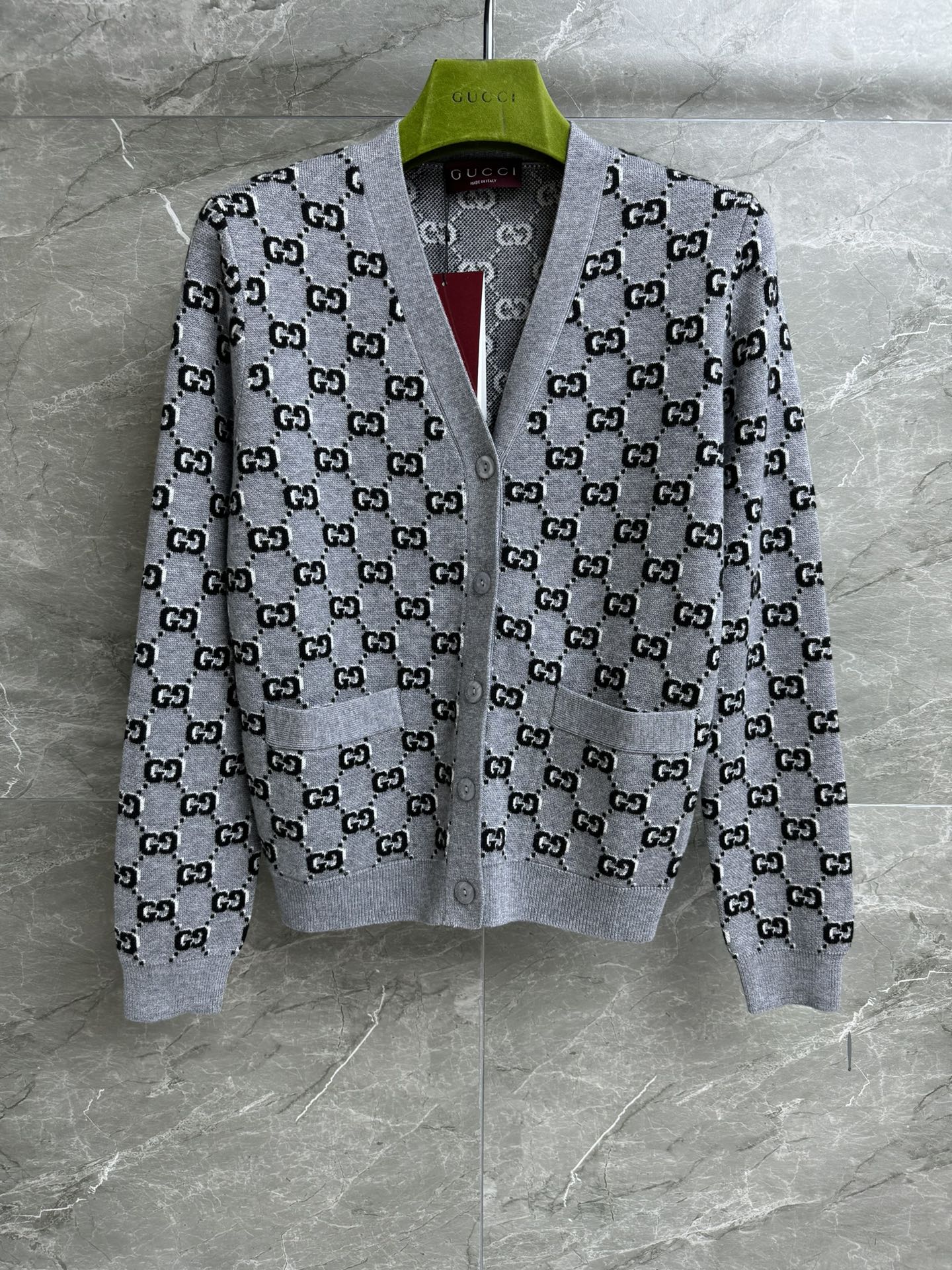 NO:314569,New models with early autumn are available. G Jiaman logo jacquard cardigan autumn and winter series. Temperament V-neck neckline. Full logo jacquard pattern. Fashionable and high-end color matching. Wool knitted fabric. Comfortable and skin-friendly and textured. Loose style. Slim and temperament on the upper body. Full trademark. Size SML,,gucci,alexander wang.19860909配早秋新款上新啦 G家满logo提花开衫 秋冬系列 气质V领领口 满logo提花图案 配色时髦高级 羊毛针织面料 舒适亲肤有质感 宽松版型 上身显瘦又气质 商标齐全 尺码SML,,gucci,alexander wang,Women's clothing