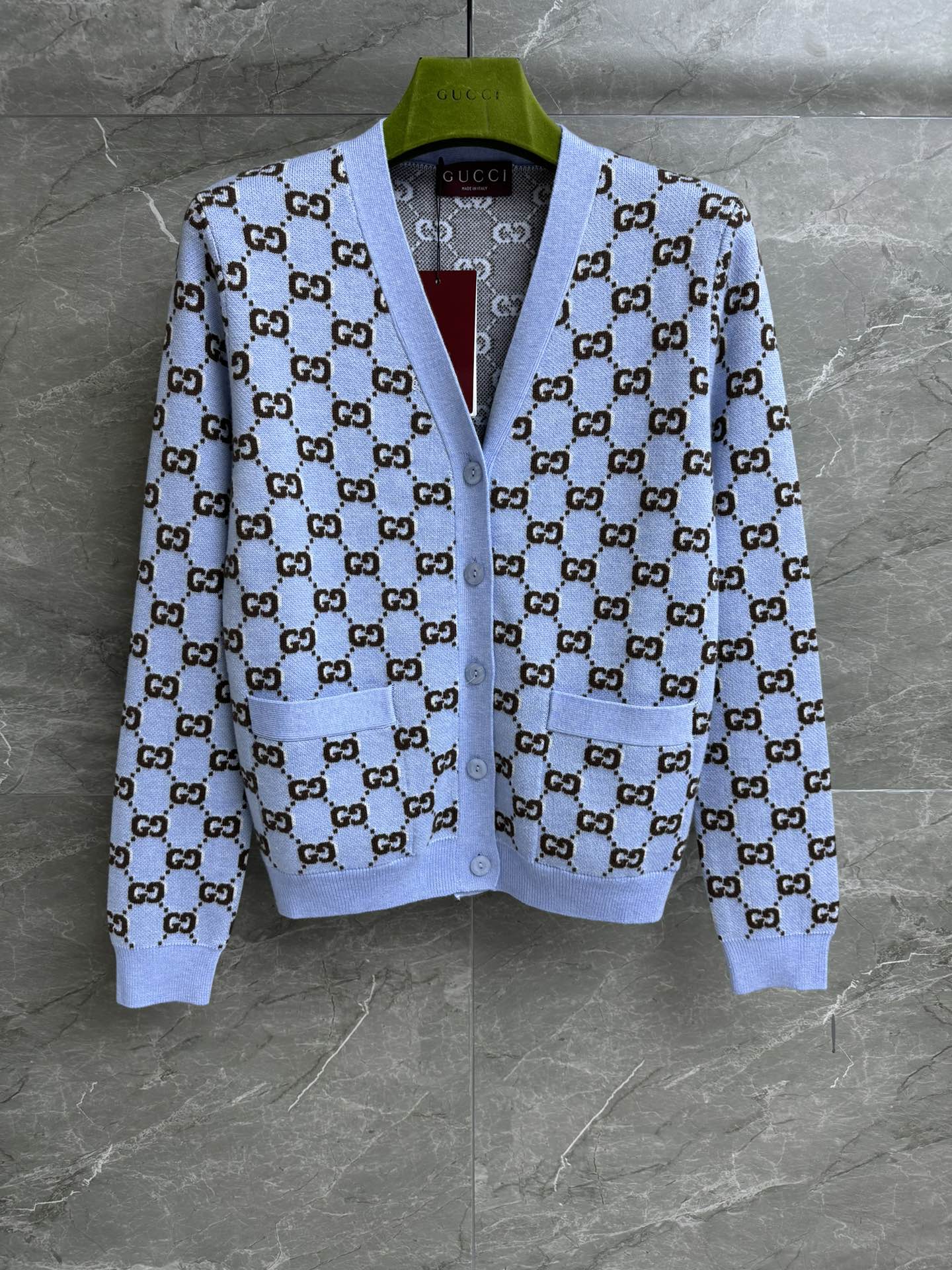 NO:314546,New models in early autumn are available. G Jiaman logo jacquard cardigan autumn and winter series. Temperament V-neck neckline. Full logo jacquard pattern. Trendy and high-end color matching. Wool knitted fabric. Comfortable and skin-friendly and textured. Loose style. Slim and temperament on the upper body. Full trademark. Size SML,,gucci,alexander wang.19860909早秋新款上新啦 G家满logo提花开衫 秋冬系列 气质V领领口 满logo提花图案 配色时髦高级 羊毛针织面料 舒适亲肤有质感 宽松版型 上身显瘦又气质 商标齐全 尺码SML,,gucci,alexander wang,Women's clothing