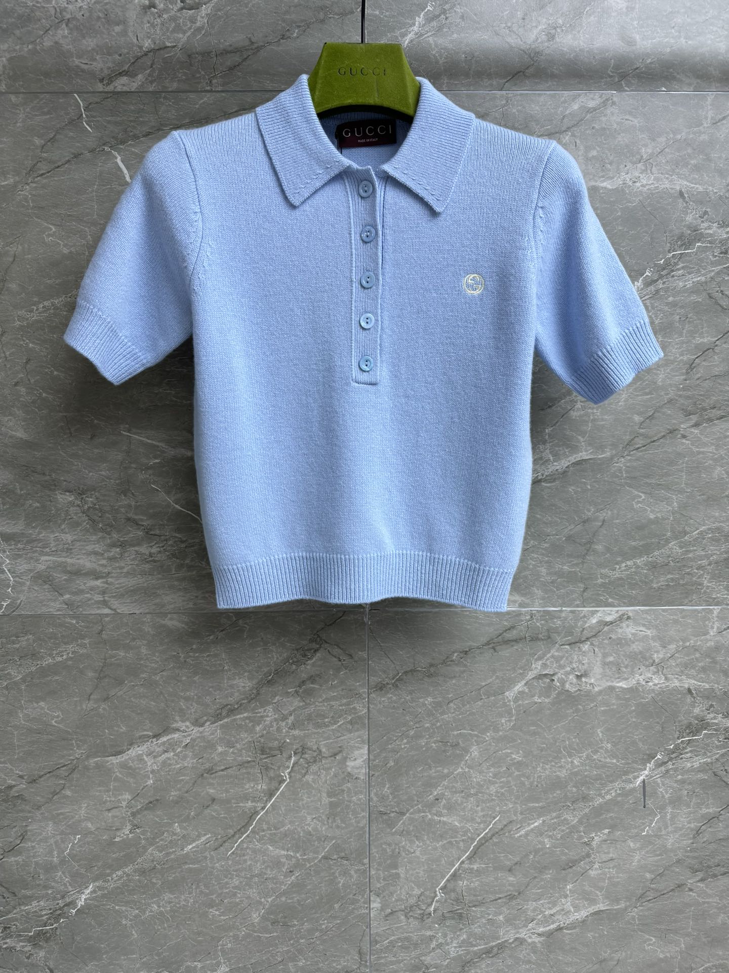 NO:462871,New models for early autumn are available. G-home double C embroidered Polo shirt. Autumn and winter series. Classic polo collar design. Double G embroidery pattern embellishment. Sky blue color is fresh and high-end. Wool cashmere blended fabric. Soft and comfortable and warm. Normal style. Upper body looks slim and temperament. Full trademark. Size SMl,,gucci,alexander wang.19860909早秋新款上新啦 G家双C刺绣Polo衫 秋冬系列 经典polo领设计 双G刺绣图案点缀 天空蓝配色清新高级 羊毛羊绒混纺面料 柔软舒适保暖 正常版型 上身显瘦又气质 商标齐全 尺码SMl,,gucci,alexander wang,Women's clothing