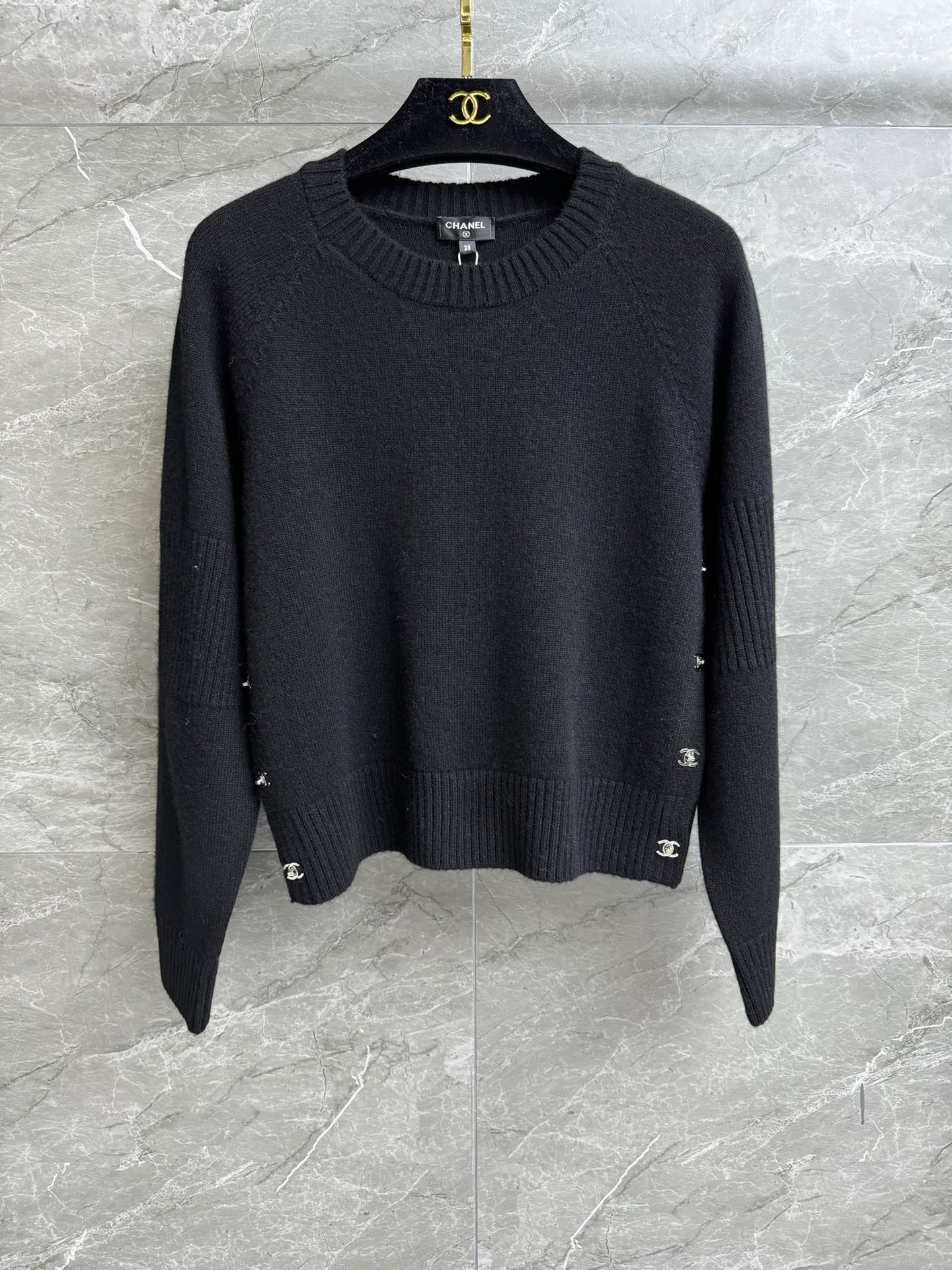 NO:329490,High-version shipped Xiangjia schoolbag buckle cashmere sweater Autumn and winter preview series Round neckline ribbed neckline Side CC schoolbag buckle decoration Retro simple and high-end cashmere blended fabric Thick, soft and comfortable Short style Top body looks slim and temperament Full trademark Equipped with cloth bag Size SML, Chanel, sweaters, alexander wang19860909高版本出货啦 香家书包扣羊绒毛衣 秋冬预告系列 圆领罗纹领口 侧边CC书包扣装饰 复古简约高级 羊绒混纺面料 厚实软糯舒适 短款版型 上身显瘦又气质 商标齐全 配有布袋 尺码SML,,chanel,sweaters,alexander wang,Women's clothing