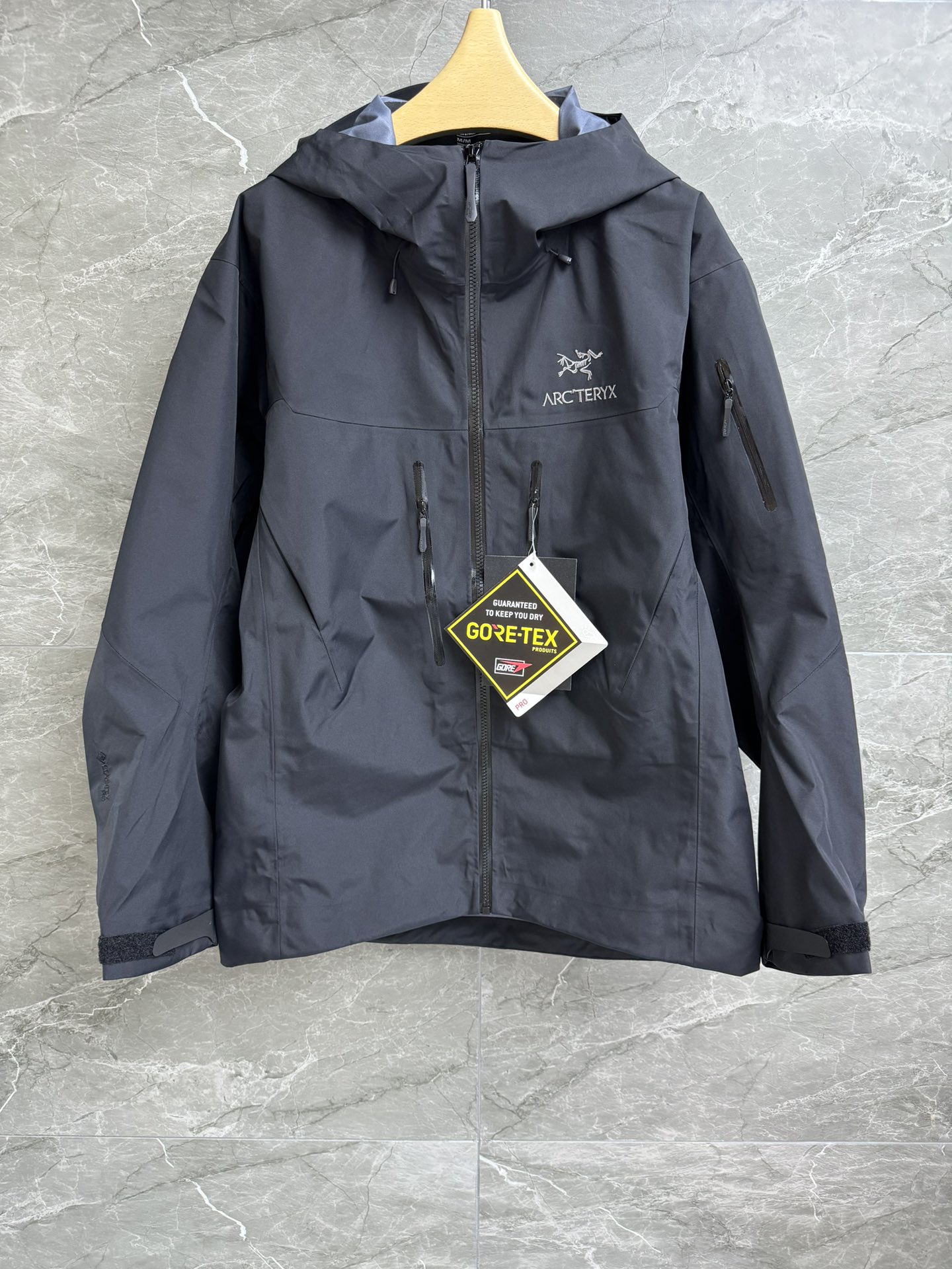 NO:427183,New early spring models are available. Archaeopteryx hard shell jacket ALPHA SV series. Original uniform scimitar sleeves. Helmet compatible hood protection. Underarm zippers for quick ventilation. WaterTight press-fitting waterproof zippers. GORE-TEX PRO technology fabric. Anti-fouling windproof waterproof. Ideal for extreme weather and harsh environments. The same model is complete. Size XS-XL,,loro pianaarc'teryx,hats,alexander wang.19860909早春新款上新啦 始祖鸟硬壳冲锋衣 ALPHA SV 系列 原版一致弯刀袖 头盔兼容兜帽防护 腋下拉链便于快速通风 WaterTight压胶防水拉链 采用GORE-TEX PRO科技面料 防污防风防水 专为极端天气恶劣环境使用的理想选择 男女同款 商标齐全 尺码XS-XL,,loro pianaarc'teryx,hats,alexander wang,Women's clothing