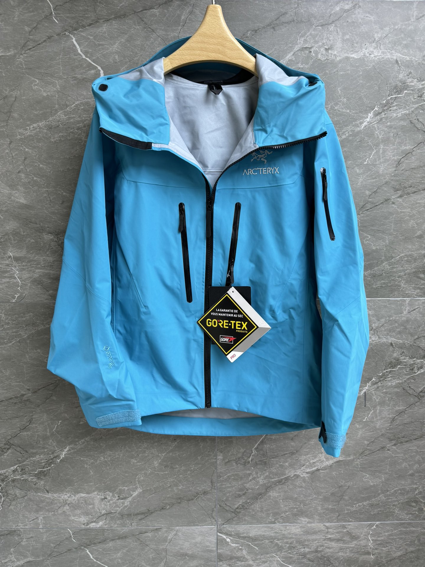 NO:427189,New early spring models are available. Archaeopteryx hard shell jacket ALPHA SV series. Original uniform scimitar sleeves. Helmet compatible hood protection. Underarm zippers for quick ventilation. WaterTight press-fitting waterproof zippers. GORE-TEX PRO technology fabric. Anti-fouling windproof waterproof. Ideal for extreme weather and harsh environments. The same model is complete. Size XS-XL,,loro pianaarc'teryx,hats,alexander wang.19860909早春新款上新啦 始祖鸟硬壳冲锋衣 ALPHA SV 系列 原版一致弯刀袖 头盔兼容兜帽防护 腋下拉链便于快速通风 WaterTight压胶防水拉链 采用GORE-TEX PRO科技面料 防污防风防水 专为极端天气恶劣环境使用的理想选择 男女同款 商标齐全 尺码XS-XL,,loro pianaarc'teryx,hats,alexander wang,Women's clothing