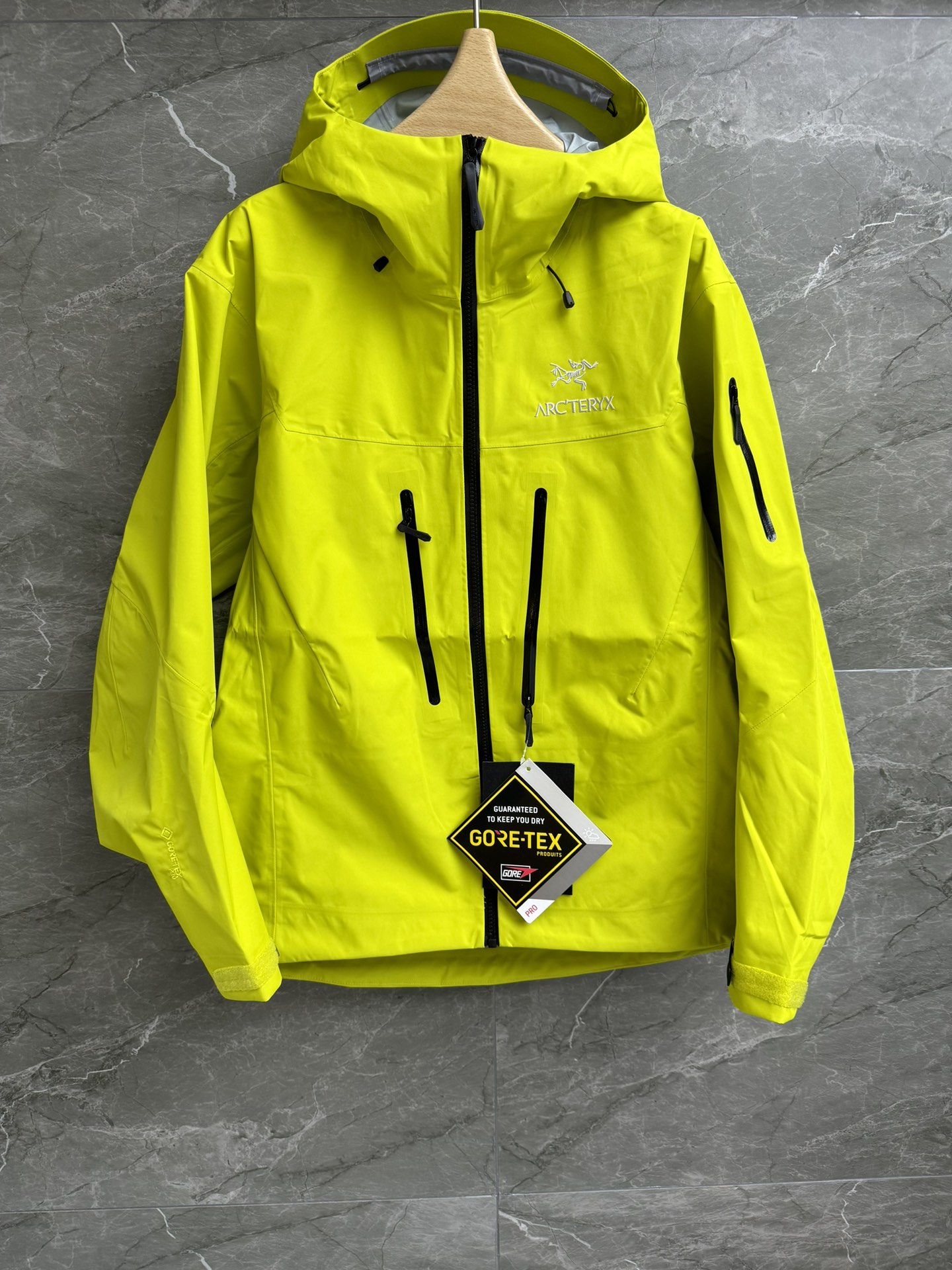 NO:427196,New early spring models are available. Archaeopteryx hard shell jacket ALPHA SV series. Original uniform scimitar sleeves. Helmet compatible hood protection. Underarm zippers for quick ventilation. WaterTight press-fitting waterproof zippers. GORE-TEX PRO technology fabric. Anti-fouling windproof waterproof. Ideal for extreme weather and harsh environments. The same model is complete. Size XS-XL,,loro pianaarc'teryx,hats,alexander wang.19860909早春新款上新啦 始祖鸟硬壳冲锋衣 ALPHA SV 系列 原版一致弯刀袖 头盔兼容兜帽防护 腋下拉链便于快速通风 WaterTight压胶防水拉链 采用GORE-TEX PRO科技面料 防污防风防水 专为极端天气恶劣环境使用的理想选择 男女同款 商标齐全 尺码XS-XL,,loro pianaarc'teryx,hats,alexander wang,Women's clothing