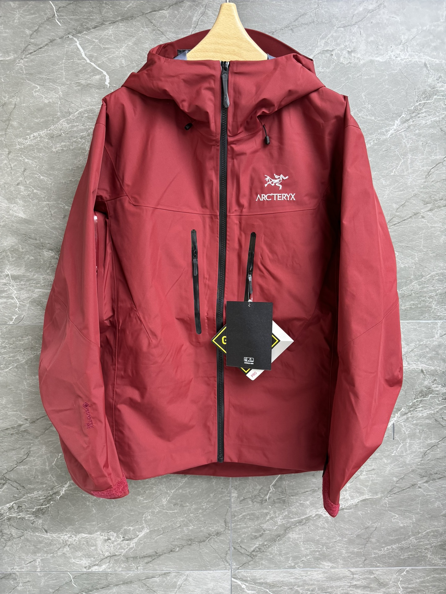 NO:427172,New early spring models are available. Archaeopteryx hard shell jacket ALPHA SV series. Original uniform scimitar sleeves. Helmet compatible hood protection. Underarm zippers for quick ventilation. WaterTight press-fitting waterproof zippers. GORE-TEX PRO technology fabric. Anti-fouling windproof waterproof. Ideal for extreme weather and harsh environments. The same model is complete. Size XS-XL,,loro pianaarc'teryx,hats,alexander wang.19860909早春新款上新啦 始祖鸟硬壳冲锋衣 ALPHA SV 系列 原版一致弯刀袖 头盔兼容兜帽防护 腋下拉链便于快速通风 WaterTight压胶防水拉链 采用GORE-TEX PRO科技面料 防污防风防水 专为极端天气恶劣环境使用的理想选择 男女同款 商标齐全 尺码XS-XL,,loro pianaarc'teryx,hats,alexander wang,Women's clothing