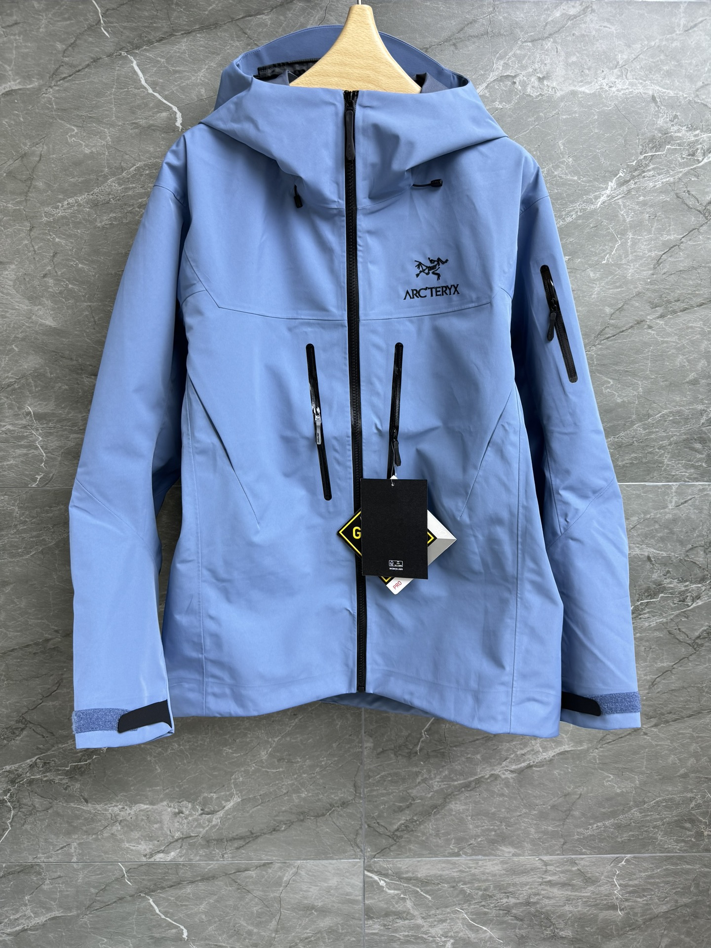 NO:427178,New early spring models are available. Archaeopteryx hard shell jacket ALPHA SV series. Original uniform scimitar sleeves. Helmet compatible hood protection. Underarm zippers for quick ventilation. WaterTight press-fitting waterproof zippers. GORE-TEX PRO technology fabric. Anti-fouling windproof waterproof. Ideal for extreme weather and harsh environments. The same model is complete. Size XS-XL,,loro pianaarc'teryx,hats,alexander wang.19860909早春新款上新啦 始祖鸟硬壳冲锋衣 ALPHA SV 系列 原版一致弯刀袖 头盔兼容兜帽防护 腋下拉链便于快速通风 WaterTight压胶防水拉链 采用GORE-TEX PRO科技面料 防污防风防水 专为极端天气恶劣环境使用的理想选择 男女同款 商标齐全 尺码XS-XL,,loro pianaarc'teryx,hats,alexander wang,Women's clothing