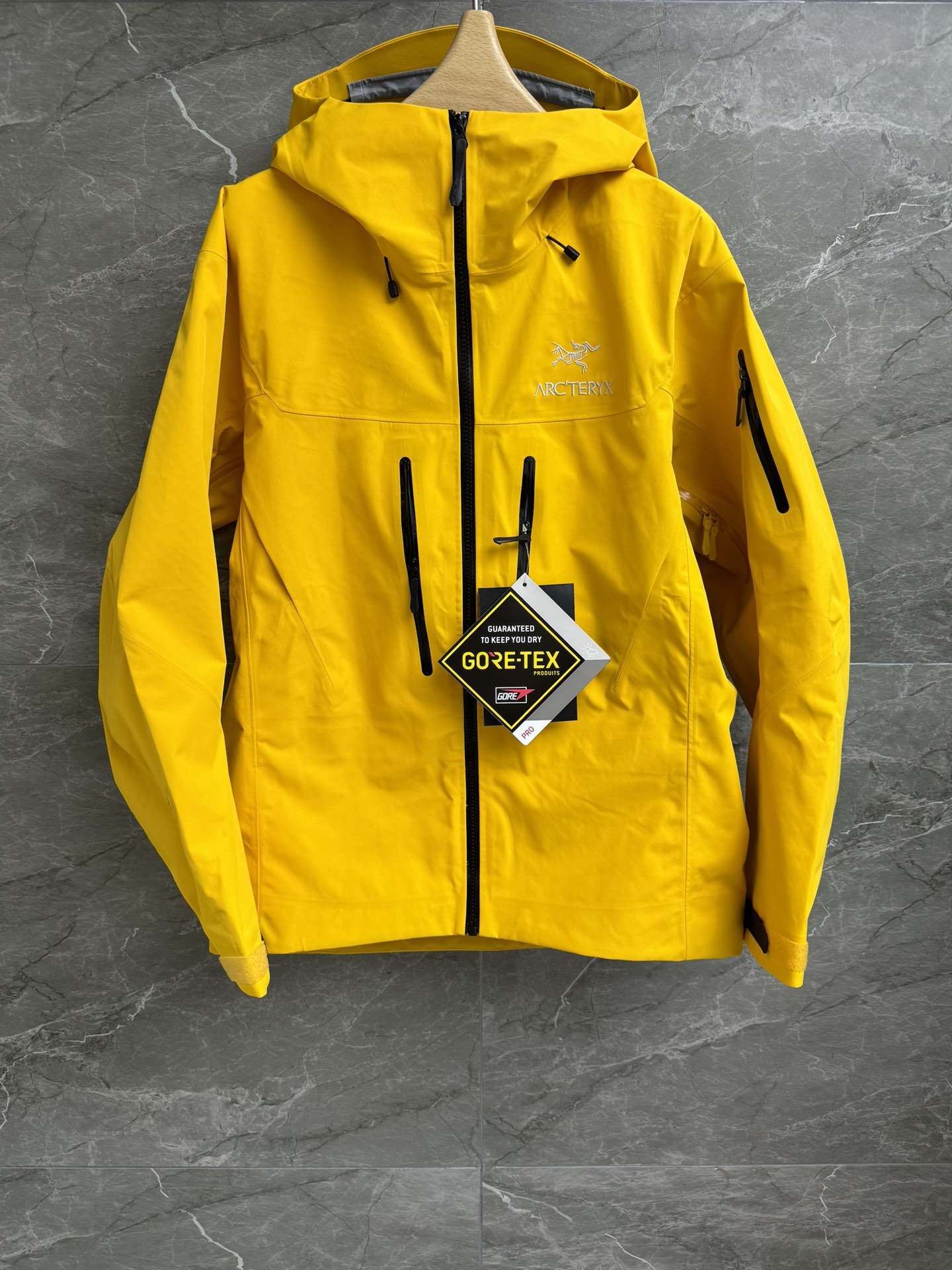 NO:427184,New early spring models are available. Archaeopteryx hard shell jacket ALPHA SV series. Original uniform scimitar sleeves. Helmet compatible hood protection. Underarm zippers for quick ventilation. WaterTight press-fitting waterproof zippers. GORE-TEX PRO technology fabric. Anti-fouling windproof waterproof. Ideal for extreme weather and harsh environments. The same model is complete. Size XS-XL,,loro pianaarc'teryx,hats,alexander wang.19860909早春新款上新啦 始祖鸟硬壳冲锋衣 ALPHA SV 系列 原版一致弯刀袖 头盔兼容兜帽防护 腋下拉链便于快速通风 WaterTight压胶防水拉链 采用GORE-TEX PRO科技面料 防污防风防水 专为极端天气恶劣环境使用的理想选择 男女同款 商标齐全 尺码XS-XL,,loro pianaarc'teryx,hats,alexander wang,Women's clothing