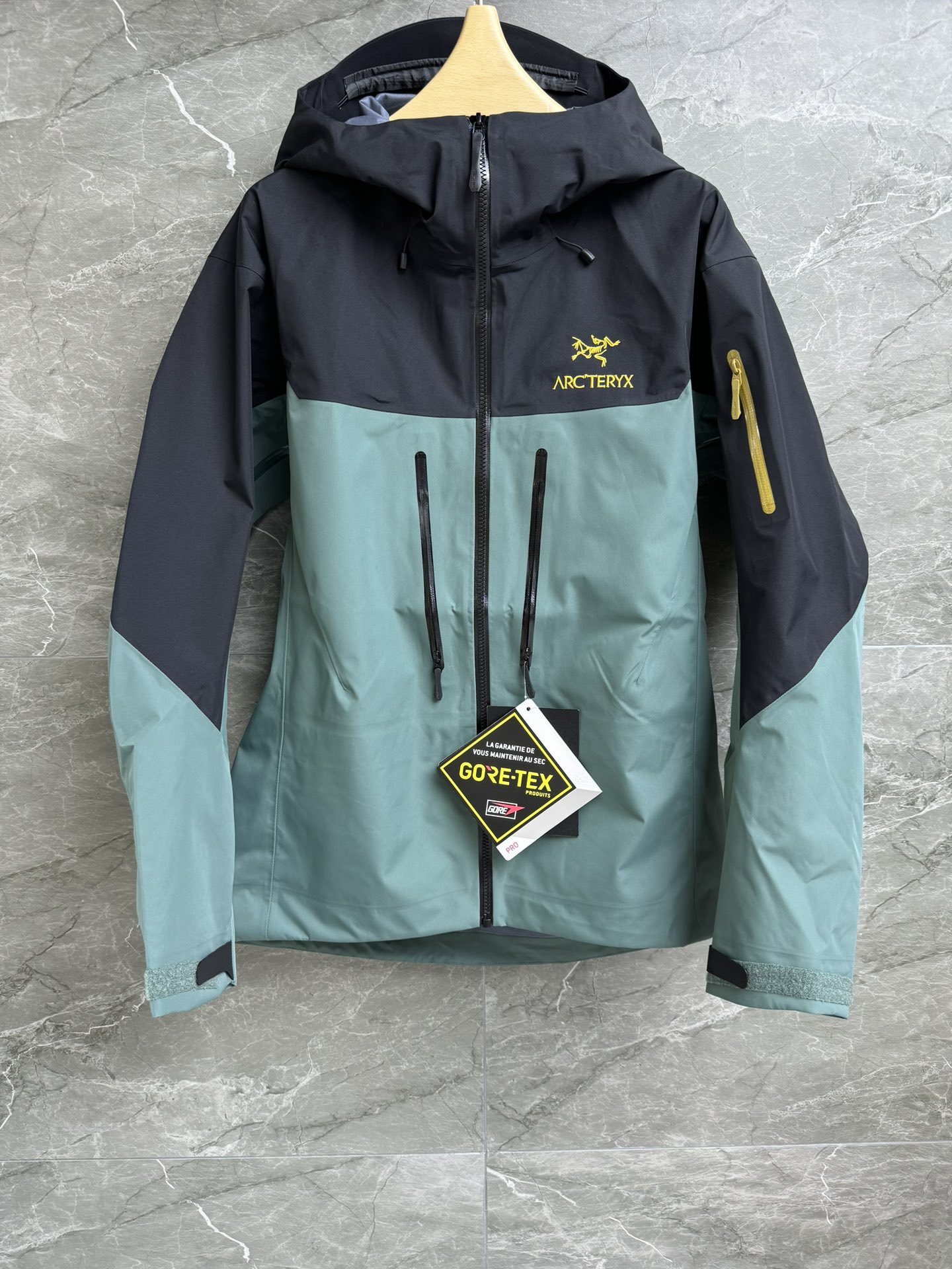 NO:427187,New early spring models are available. Archaeopteryx hard shell jacket ALPHA SV series. Original uniform scimitar sleeves. Helmet compatible hood protection. Underarm zippers for quick ventilation. WaterTight press-fitting waterproof zippers. GORE-TEXPRO fabric. Windproof and waterproof rips. Ideal for extreme weather and harsh environments. Fashionable and advanced colors. Same as men and women. Full trademark sizes. XS-XL,,loro pianaarc'teryx,hats,alexander wang.19860909早春新款上新啦 始祖鸟硬壳冲锋衣 ALPHA SV 系列 原版一致弯刀袖 头盔兼容兜帽防护 腋下拉链便于快速通风 WaterTight压胶防水拉链 采用GORE-TEXPRO面料 防风防水防撕裂 专为极端天气恶劣环境使用的理想选择 配色时髦高级 男女同款 商标齐全 尺码XS-XL,,loro pianaarc'teryx,hats,alexander wang,Women's clothing