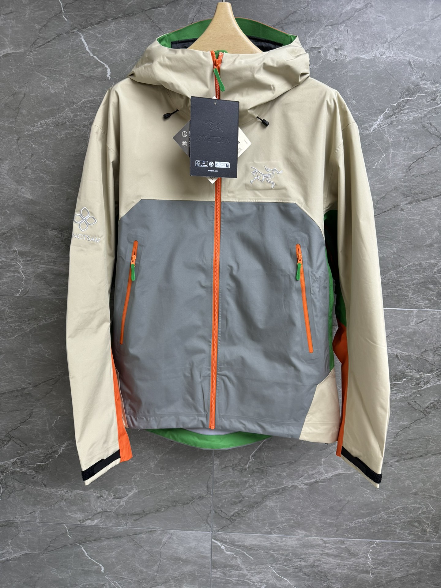 NO:427177,New early spring models are available. Archaeopteryx color-blocking jacket Beta AR series Helmet compatible with hood protection. Underarm zippers are easy to ventilate quickly. WaterTight pressed glue waterproof zippers are made of GORE-TEX Pro three-layer lightweight fabric. Texture is light and wear-resistant. Windproof and waterproof and breathable. Suitable for a variety of outdoor sports. Four-color color-blocking and fashionable and advanced. The same style for men and women. Full trademark size S-XL, arc'teryx,hats,alexander wang19860909早春新款上新啦 始祖鸟拼色冲锋衣 Beta AR系列 头盔兼容兜帽防护 腋下拉链便于快速通风 WaterTight压胶防水拉链 采用GORE-TEX Pro三层轻量面料 质感轻薄耐磨 防风防水透气 适合多种户外运动 四色拼色时髦高级 男女同款 商标齐全 尺码S-XL,arc'teryx,hats,alexander wang,Women's clothing