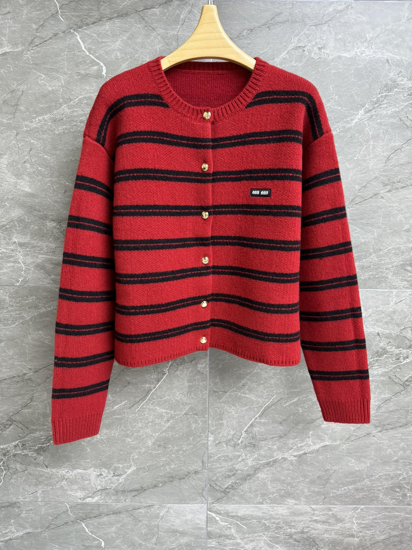 NO:536500,New early autumn style is available. Miu red striped cardigan. 2025 autumn and winter series. Round neckline ribbed neckline. Embroidered logo embroidery on chest. Red and black striped color matching. Fashionable and fashionable. Wool blend fabric. Thick, soft and warm. Loose style. Slim and versatile. Full trademark. Size SML,,miumiu,alexander wang.19860909早秋新款上新啦 Miu红色条纹开衫 2025秋冬系列 圆领罗纹领口 胸前字母刺绣徽标装饰点缀 红黑条纹配色 时髦洋气 羊毛混纺面料 厚实柔软保暖 宽松版型 上身显瘦又百搭 商标齐全 尺码SML,,miumiu,alexander wang,Women's clothing