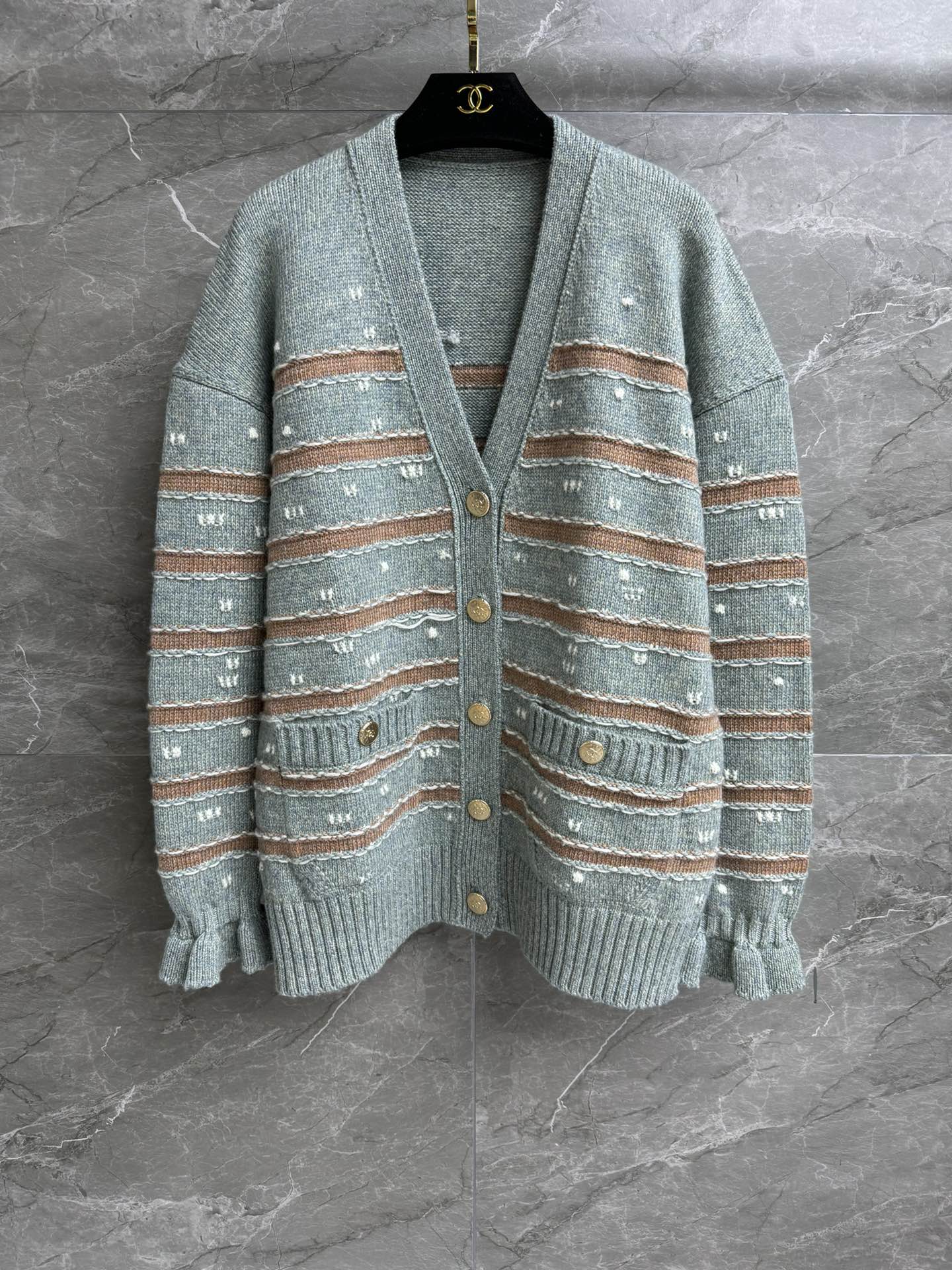 NO:315187,New autumn and winter models are available. Xiangjia lace sleeve striped cardigan. Autumn and winter series. Temperament V-neck neckline. Lotus leaf lace sleeve design. Light blue and brown stripes. Retro and high-end. Cashmere-blend fabric. Thick, soft and comfortable. Loose style. Slim and temperament on the upper body. Full trademark. Size SML, chanel, alexander wang.19860909秋冬新款上新啦 香家花边袖条纹开衫 秋冬系列 气质V领领口 荷叶花边袖设计 浅蓝拼咖色条纹 复古又高级 羊绒混纺面料 厚实软糯舒适 宽松版型 上身显瘦又气质 商标齐全 尺码SML,,chanel,alexander wang,Women's clothing