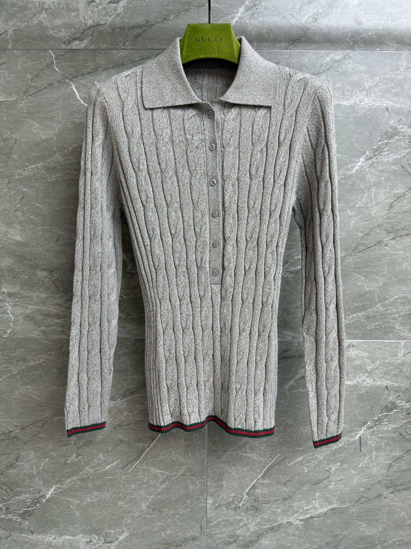 NO:314563,New models for early autumn are available. G home mohua polo collar sweater. Autumn and winter series. Classic polo collar. Hem red and green stripes splicing. Add recognition. Wool knitted fabric. Comfortable and skin-friendly. Elastic slim fit. Upper body looks slim and temperament. Full trademark size SML, gucci, sweaters, alexander wang.19860909早秋新款上新啦 G家麻花polo领毛衣 秋冬系列 经典polo领领口 下摆红绿条纹拼接 增添辨识度 羊毛针织面料 舒适亲肤 弹力修身版型 上身显瘦又气质 商标齐全 尺码SML,,gucci,sweaters,alexander wang,Women's clothing