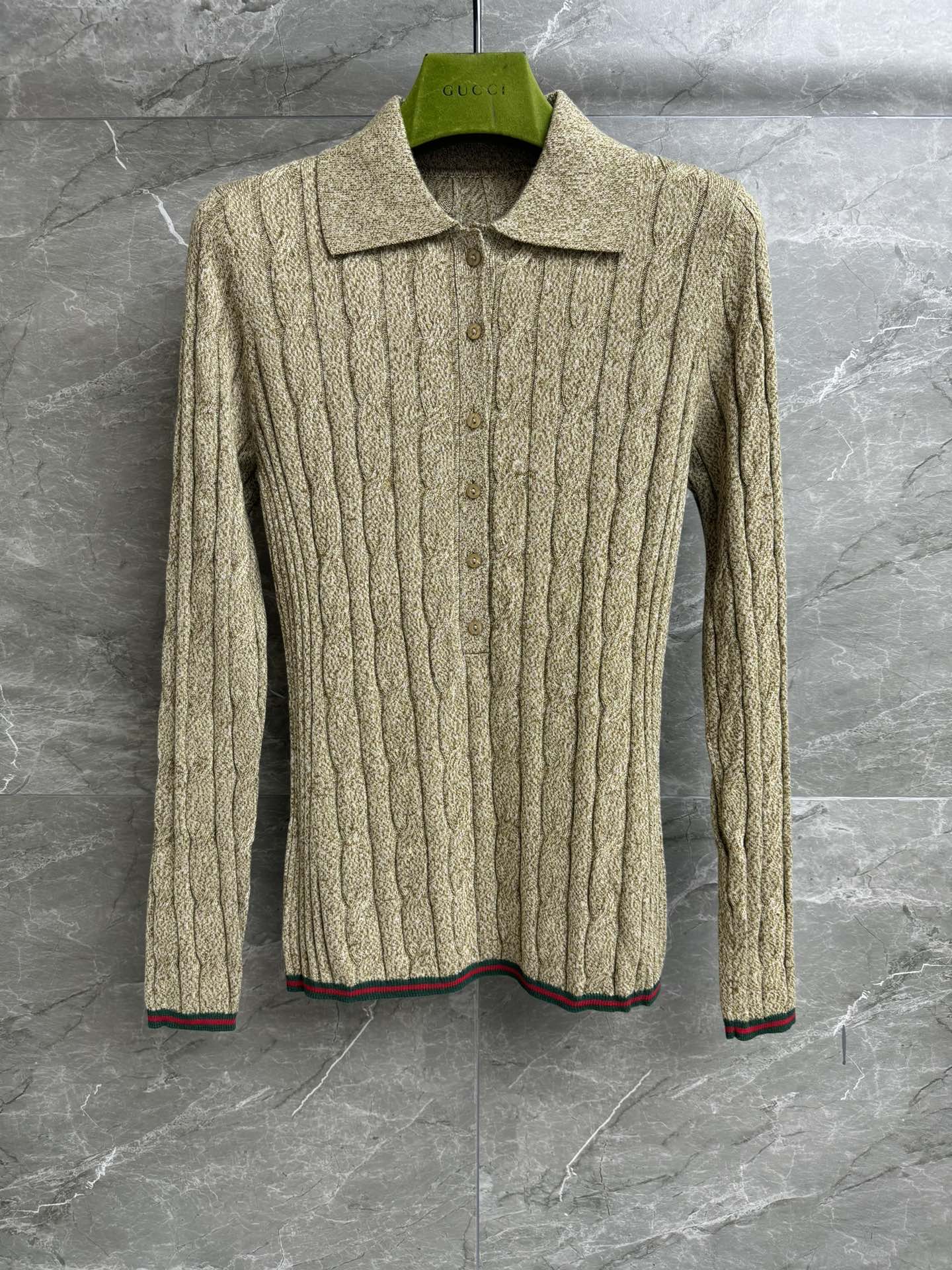 NO:328820,New models for early autumn are available. G home mohua polo collar sweater. Autumn and winter series. Classic polo collar. Hem red and green stripes splicing. Add recognition. Wool knitted fabric. Comfortable and skin-friendly. Elastic slim fit. Upper body looks slim and temperament. Full trademark size SML, gucci, sweaters, alexander wang.19860909早秋新款上新啦 G家麻花polo领毛衣 秋冬系列 经典polo领领口 下摆红绿条纹拼接 增添辨识度 羊毛针织面料 舒适亲肤 弹力修身版型 上身显瘦又气质 商标齐全 尺码SML,,gucci,sweaters,alexander wang,Women's clothing