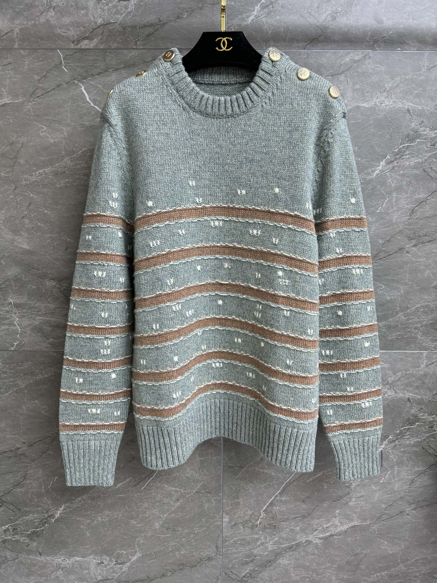 NO:325836,New autumn and winter models are available. Xiangjia contrasting striped sweater. Autumn and winter series. Round neck ribbed neckline. Metal double C button decoration on shoulders. Light blue and brown stripes. Retro and high-end. Cashmere-blend fabric. Thick, soft and comfortable. Loose style. Slim and temperament on the upper body. Full trademark. Size SML, chanel, sweaters, alexander wang.19860909秋冬新款上新啦 香家撞色条纹毛衣 秋冬系列 圆领罗纹领口 肩膀金属双C纽扣装饰 浅蓝拼咖色条纹 复古又高级 羊绒混纺面料 厚实软糯舒适 宽松版型 上身显瘦又气质 商标齐全 尺码SML,,chanel,sweaters,alexander wang,Women's clothing