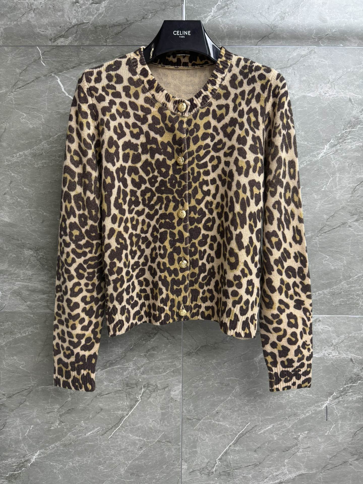 NO:316975,New autumn and winter models are available!  CL leopard print cashmere cardigan autumn and winter series round neck single-breasted design The overall design is leopard print jacquard pattern very distinctive Retro and fashionable Cashmere knitted fabric soft and skin-friendly Normal style Slim and elegant upper body Full trademark Size sml,,alexander wang19860909秋冬新款上新啦！ CL豹纹羊绒开衫 秋冬系列 圆领单排扣设计 整体采用豹纹提花图案 极具特色 复古时髦洋气 羊绒针织面料 柔软亲肤 正常版型 上身显瘦又气质 商标齐全 尺码sml,,alexander wang,Women's clothing