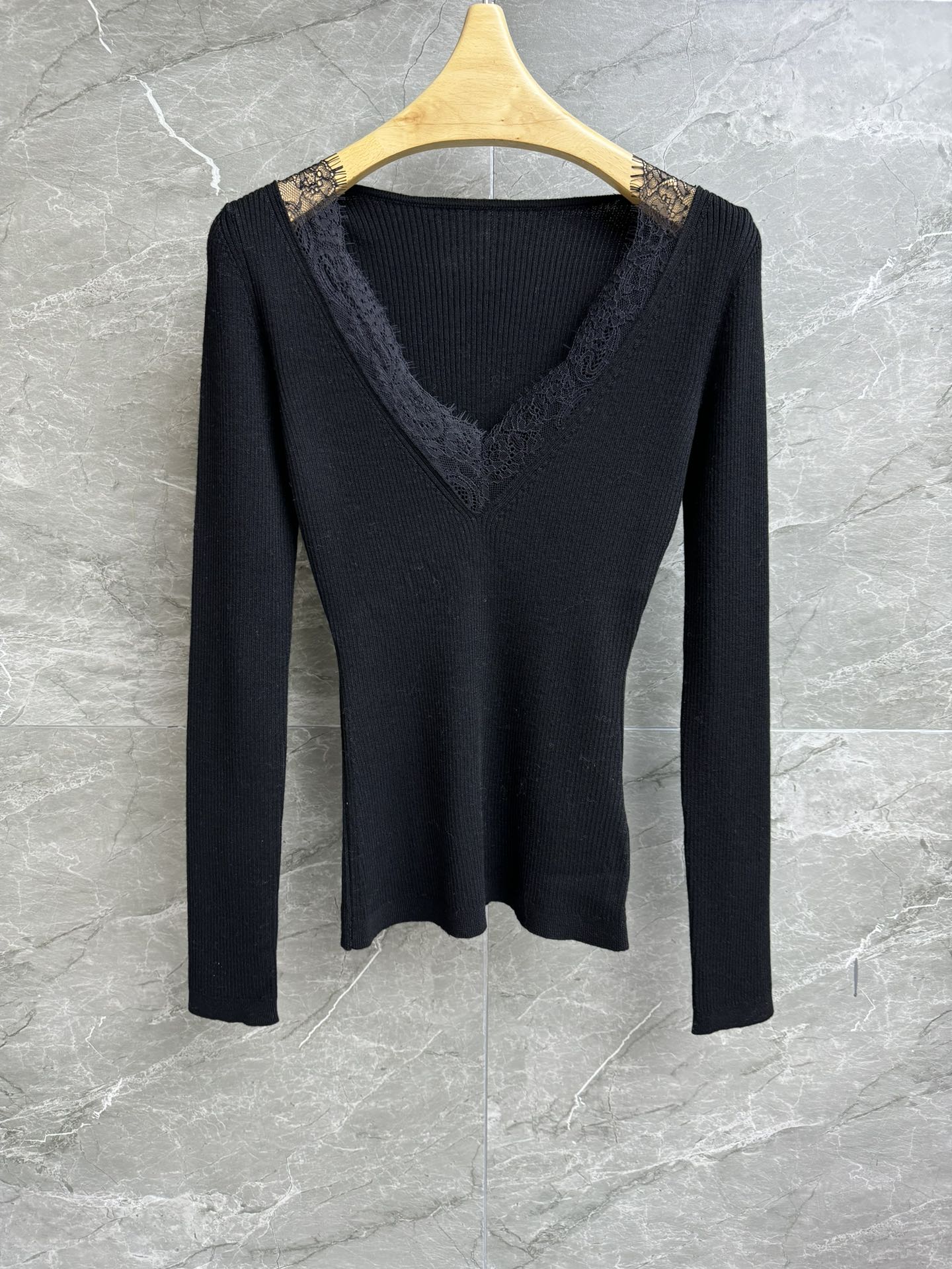 NO:316979,New autumn and winter models are available!  Valentino lace spliced ​​wool sweater Autumn and winter series Sexy V-neck necklace spliced ​​lace splicing design French elegance Exciting charm Wool knitted fabric Comfortable and skin-friendly Elastic slim fit style Slim and temperament on the upper body Full trademark Size SML, valentino, alexander wang19860909秋冬新款上新啦！ 华伦天奴蕾丝拼接羊毛衫 秋冬系列 性感V领领口 蕾丝花边拼接设计 法式优雅 散发迷人的魅力 羊毛针织面料 舒适亲肤 弹力修身版型 上身显瘦又气质 商标齐全 尺码SML,,valentino,alexander wang,Women's clothing