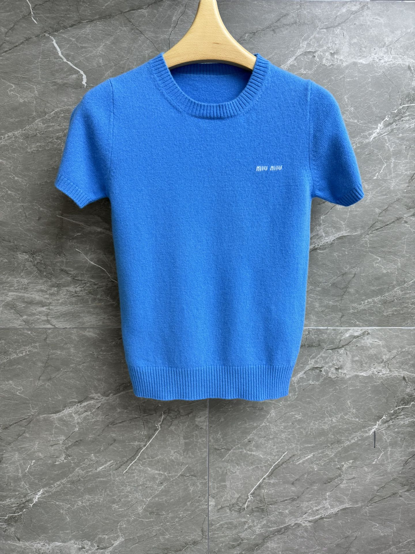 NO:306889,New autumn and winter models are available. Miu multi-color cashmere short sleeves. Autumn and winter series. Round neckline ribbed neckline. Classic letter inlay pattern embellishment. Colorful color matching. Age-reducing fashionable and fashionable. Cashmere knitted fabric. Soft and comfortable. Slim fit. Slim and temperament. Full trademark. Size SML,,miumiu, T-shirt,alexander wang.19860909秋冬新款上新啦 Miu多色羊绒短袖 秋冬系列 圆领罗纹领口 经典字母嵌花图案点缀 五彩缤纷的配色 减龄时髦洋气 羊绒针织面料 软糯舒适 修身版型 上身显瘦又气质 商标齐全 尺码SML,,miumiu,T-shirt,alexander wang,Women's clothing