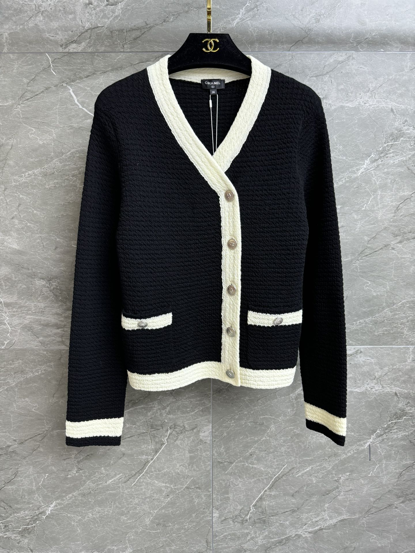 NO:592066,The high version has been shipped. Xiangjia black and white contrast sweater, autumn and winter series, elegant V-neck collar, black and white contrasting design, exquisite logo button decoration, full of high-end sense. Wool knitted fabric, soft, comfortable and skin-friendly. Elastic and slim fit. The upper body looks slim and elegant. Complete trademarks. Comes with cloth bag. Sizes SML, chanel, sweaters, alexander wang19860909高版本出货啦 香家黑白撞色毛衣 秋冬系列 气质V领领口 黑白撞色设计 精致logo纽扣装饰点缀 满满高级感 羊毛针织面料 柔软舒适亲肤 弹力修身版型 上身显瘦又气质 商标齐全 配有布袋 尺码SML,,chanel,sweaters,alexander wang,Women's clothing