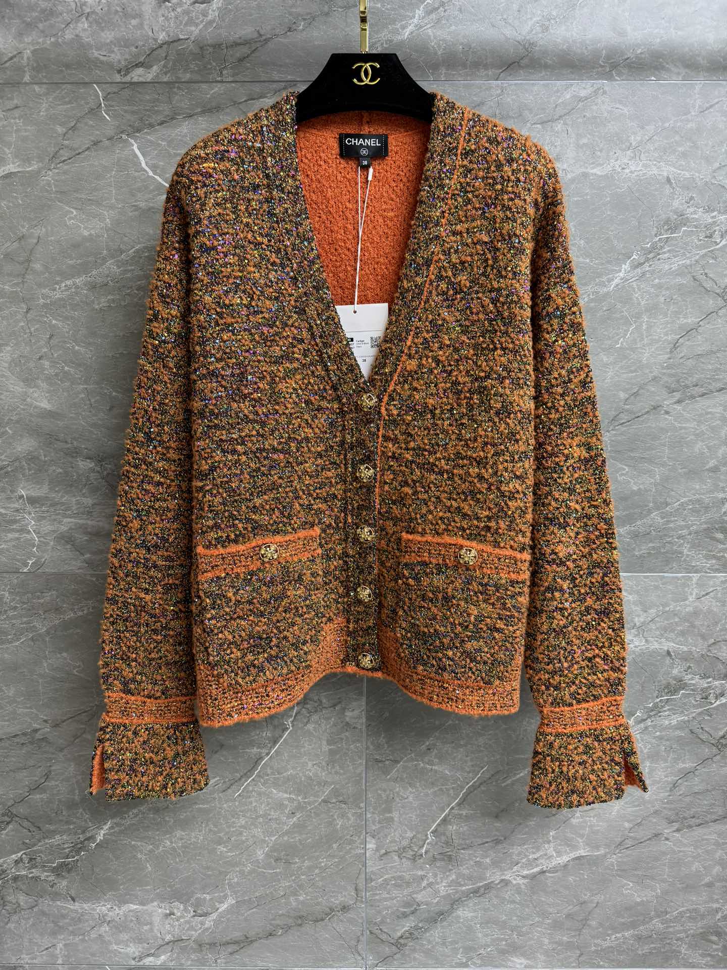 NO:315157,High-version shipped Xiangjia caramel color sequin cardigan autumn and winter series Temperament V-neck neckline Delicate rhinestone button embellishment Sequins interspersed in Caramel color matching Retro fashionable and high-end cashmere-blend fabric Thick and soft and glutinous with grainy feel Loose style Slim and temperament on the upper body Full trademark Equipped with cloth bag Size SML, Chanel, alexander wang19860909高版本出货啦 香家焦糖色亮片开衫 秋冬系列 气质V领领口 精致水钻纽扣点缀 亮片穿插其中 焦糖配色 复古时髦高级 羊绒混纺面料 厚实软糯 自带颗粒感 宽松版型 上身显瘦又气质 商标齐全 配有布袋 尺码SML,,chanel,alexander wang,Women's clothing