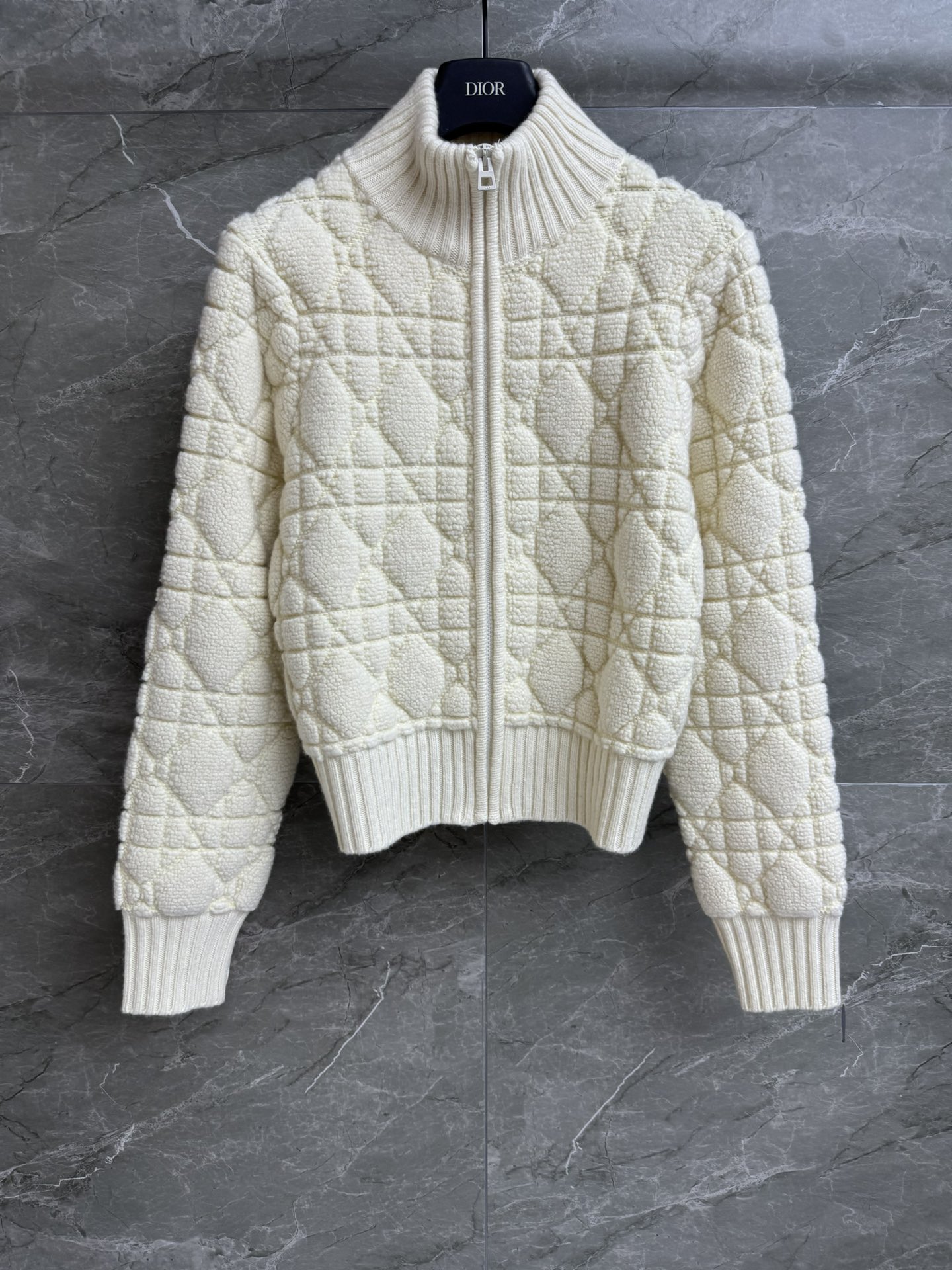 NO:605855,The popular re-order is now available. D family cantan plaid cardigan, autumn and winter series, stand-up collar zipper design, CD bee embroidery pattern on the back, classic cannage pattern, high-end and fashionable style, wool cashmere blended fabric, tight, thick and warm, super texture, short version, the upper body is slim and elegant, complete trademarks, sizes SML, dior, alexander wang19860909爆款翻单出货啦 D家藤格纹开衫 秋冬系列 立领拉链设计 后背CD蜜蜂刺绣图案 经典藤格纹图案 高级时髦洋气 羊毛羊绒混纺面料 紧密厚实保暖 超有质感 短款版型 上身显瘦又气质 商标齐全 尺码SML,,dior,alexander wang,Women's clothing