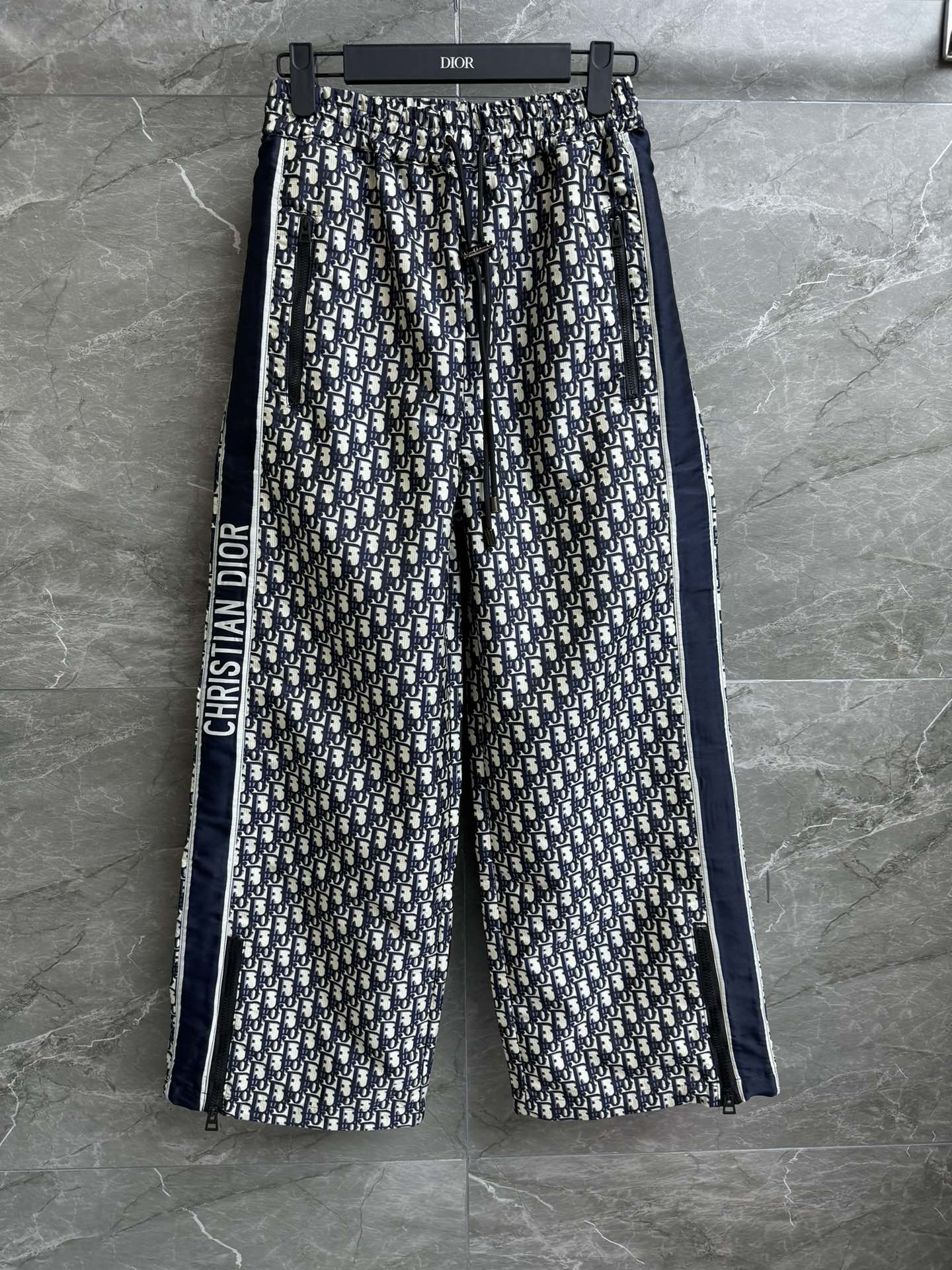 NO:421935,High-version shipped D home presbyopia casual trousers 2025 early autumn series Elastic elastic waist trousers slit zipper design handsome and cool classic presbyopia jacquard pattern full of high-end custom taffeta jacquard fabric high-waisted bell-bottom trousers style fashionable and versatile on the upper body Full trademark Size SML, dior, alexander wang19860909高版本出货啦 D家老花休闲长裤 2025早秋系列 松紧弹力腰头 裤腿开叉拉链设计 帅气又拉风 经典老花提花图案 高级感十足 定制塔夫绸提花面料 高腰喇叭裤版型 上身时髦百搭 商标齐全 尺码SML,,dior,alexander wang,Women's clothing