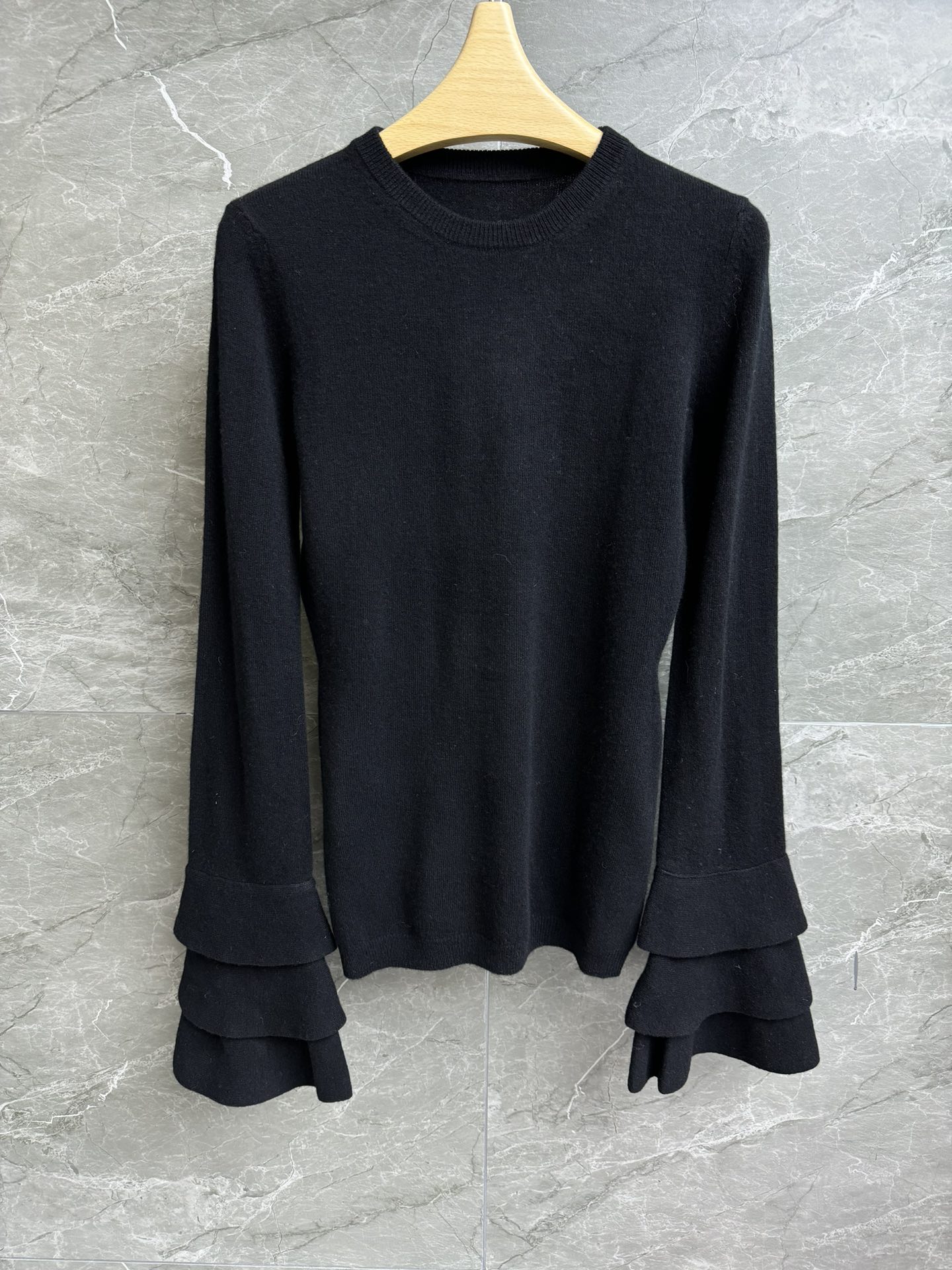 NO:316983,New autumn and winter models are available. Valentino lotus leaf sleeve top. Autumn and winter series. Round neckline threaded neckline. Layer lotus leaf flared sleeves. Gentle and high-end. Customized wool knitted fabric. Soft and thick warm. Elastic slim fit. The upper body looks slim and temperament. Full trademark. Size SML, valentino, alexander wang.19860909秋冬新款上新啦 华伦天奴荷叶袖上衣 秋冬系列 圆领螺纹领口 层层荷叶喇叭袖 温柔高级 定制羊毛针织面料 柔软厚实保暖 弹力修身版型 上身显瘦又气质 商标齐全 尺码SML,,valentino,alexander wang,Women's clothing