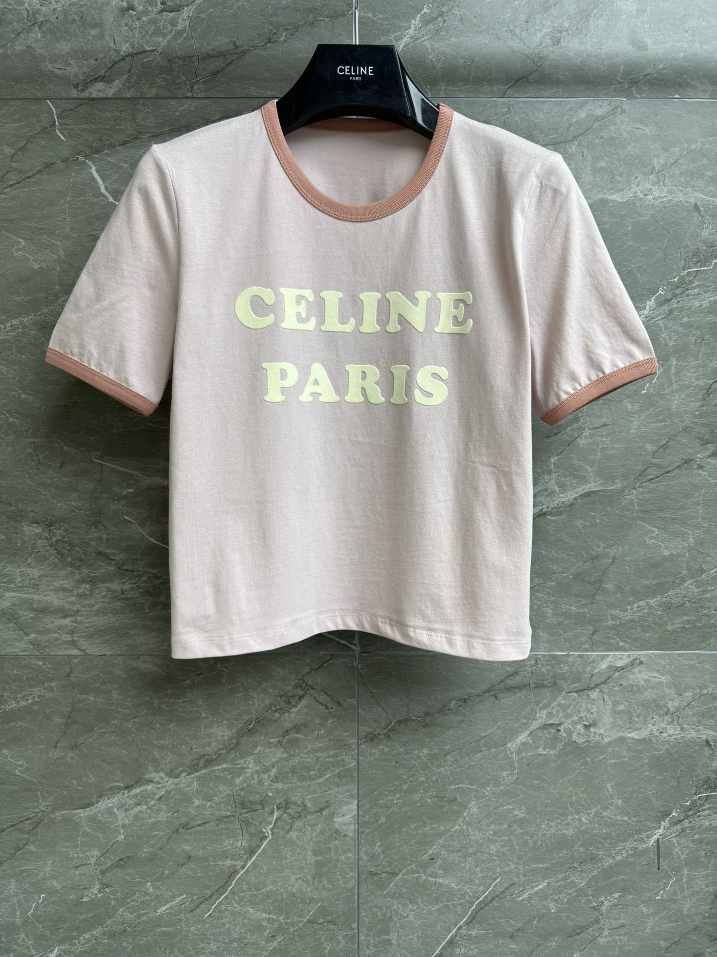 NO:316969,New early spring style is available. CL flocking letter T-shirt 2025 early spring series Contrast color round neck collar Classic letter flocking print Pink color matching age-reducing and fashionable Customized pure cotton material Skin-friendly and breathable Normal style Slim and versatile upper body Full trademark Size SML,,tees, t-shirt,alexander wang19860909早春新款上新啦 CL植绒字母T恤 2025早春系列 撞色圆领领口 经典字母植绒印花图案 粉色系配色 减龄又时髦 定制纯棉材质 亲肤透气 正常版型 上身显瘦又百搭 商标齐全 尺码SML,,tees，t-shirt,alexander wang,Women's clothing