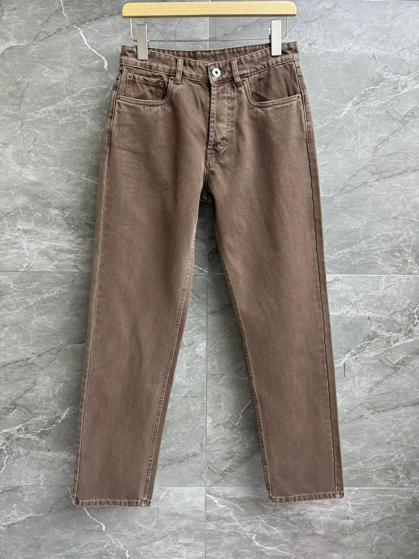 NO:306888,New autumn and winter models are available. Miu chocolate jeans. Autumn and winter series. Maillard style chocolate. Back pocket logo embroidery decoration. High street and fashionable. Full personality. Washed denim fabric. The upper body is soft and not tight. Straight trousers style. Lazy and casual. No picky legs. Full trademark. Size 25-30.,miumiu,jeans,alexander wang.19860909秋冬新款上新啦 Miu巧克力色牛仔裤 秋冬系列 美拉德风巧克力色 后口袋logo刺绣装饰 高街又时髦 个性十足 水洗牛仔面料 上身柔软不紧绷 直筒裤版型 慵懒随意 不挑腿型 商标齐全 尺码25-30,,miumiu,jeans,alexander wang,Women's clothing