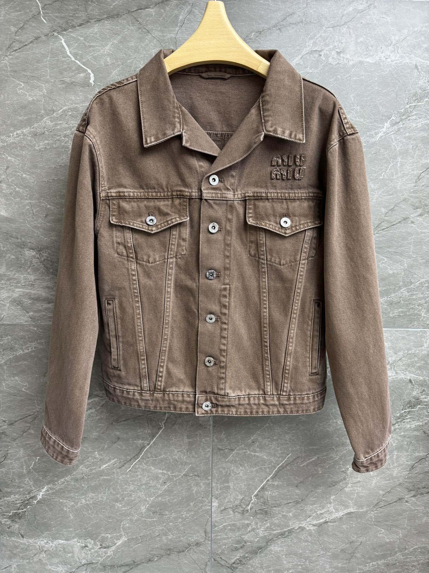 NO:306890,New autumn and winter models are available. Miu chocolate denim jacket. Autumn and winter series. Lapel single-breasted design. Chest logo embroidery decoration. Maillard style chocolate. Retro and fashionable. Full personality. Customized washing denim fabric. Soft and not tight. Loose style. Slim and versatile. Full trademark. Size SML,,miumiu, jackets & coats,alexander wang.19860909秋冬新款上新啦 Miu巧克力色牛仔外套 秋冬系列 翻领单排扣设计 胸前logo刺绣装饰 美拉德风巧克力色 复古时髦 个性十足 定制水洗牛仔面料 柔软不紧绷 宽松版型 上身显瘦又百搭 商标齐全 尺码SML,,miumiu,jackets & coats,alexander wang,Women's clothing